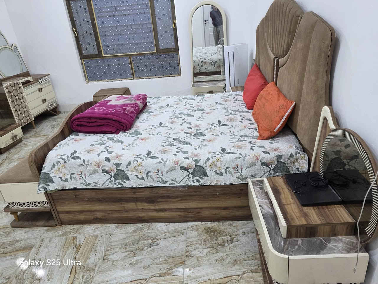 للبيع غرفه اخشاب تركيا فوق الدرجه الاولى جويات حديد 10 قطع باب سلايت الغرفه صايره ب20 ورقه  وهسه عارضه ب8 ورقات وبيه مجال بسيط بسبب البيع ضيق المكان حولت مكان اصغر وماتخدمني الشراي يتصل مكاني كربلاء سياحي قرب بانزين خانه الجوهره ***********
ملاحضه بيه فقط كسر في جراره ميز المرايه
بقيه الغرفه اخت الجديده كربلاء, العراق
