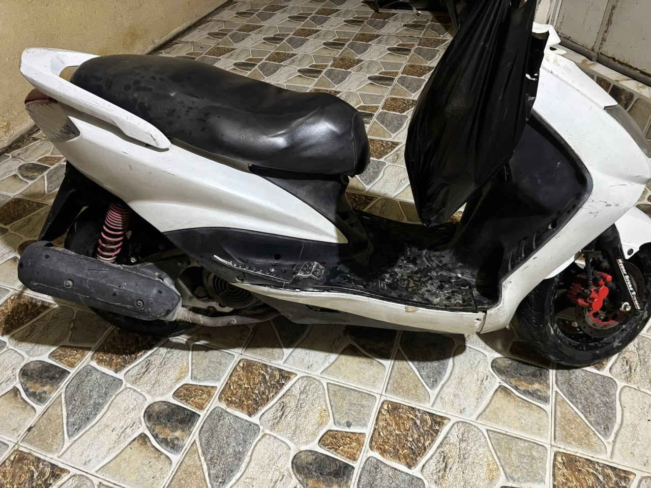 سلام عليكم دراجه سكنس نثيه سرعه 140 دراجه مكينه مكفوله دراجه حلو وشغاله هندر سلف كله شغال مكاني ديالى قرب مطعم سامان السياحي ***********  سعرهي 475 الف بيهي مجال  اتصل ودلل
