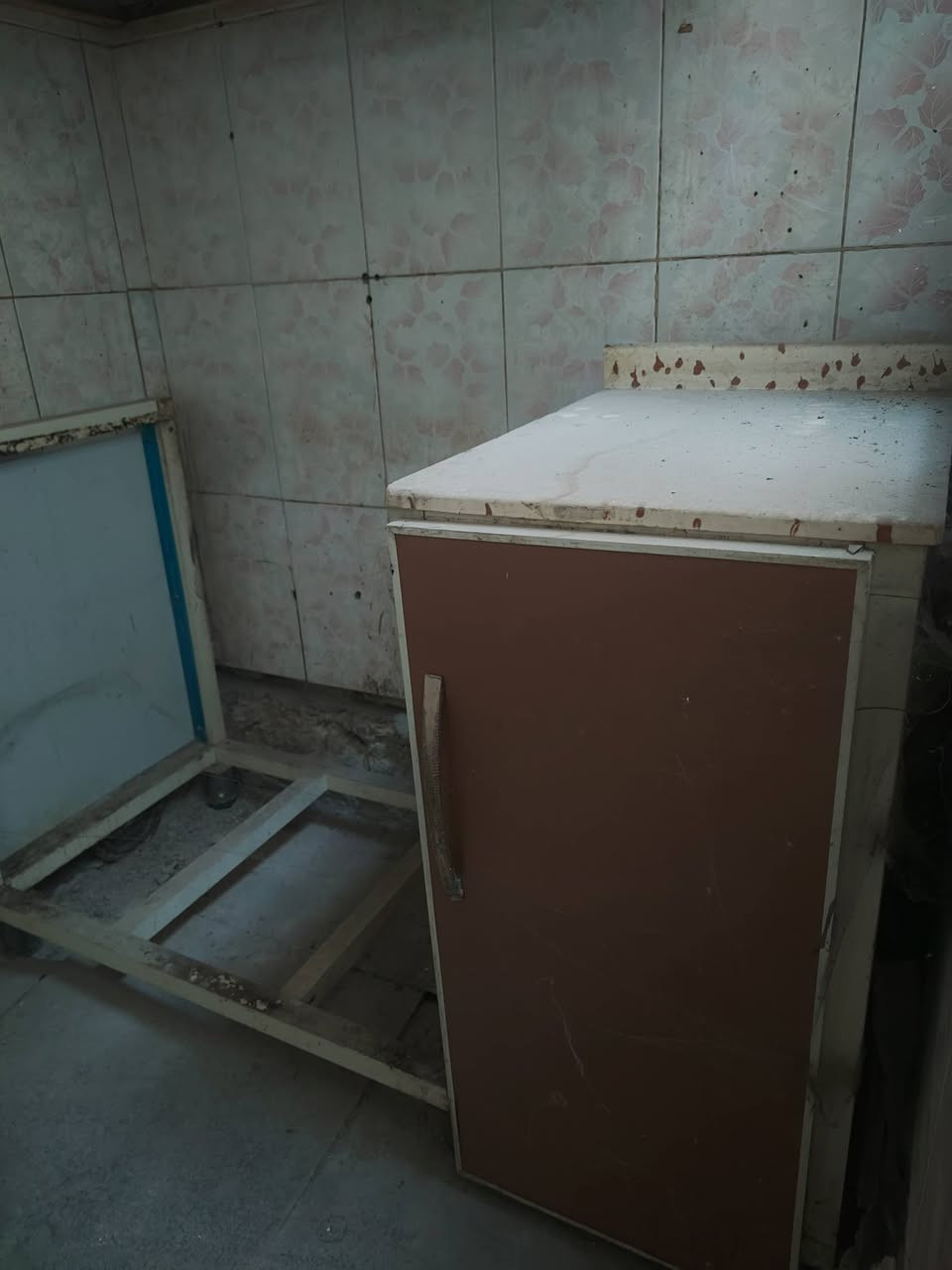 ميز وكاونتر مرمر كامل وساحه وشافطه كلهن ب 400 حله شارع 40 اتصل واتدلل ***********
