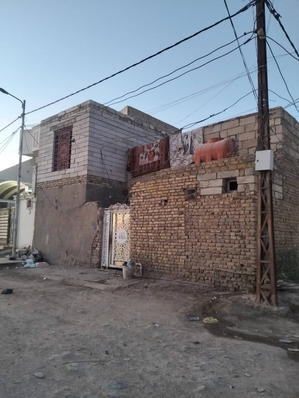 سلام عليكم بيت طابو مساحه 100ركن مكان المنزل جلبيه وره معمل ثلج الحيدري القديم سعر 85 وبي مجال  رقم التلفون ***********
