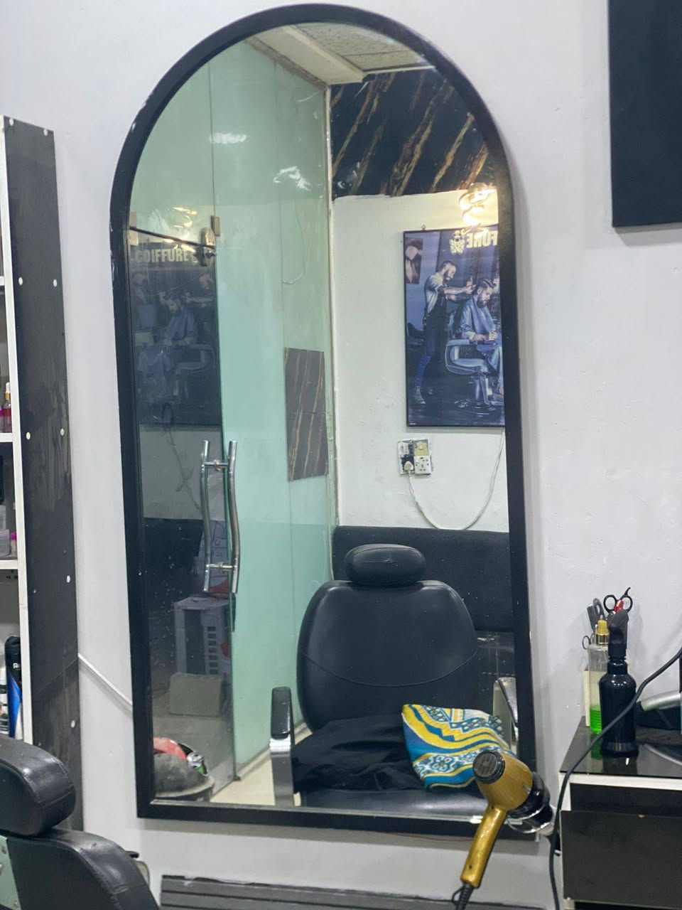 السلام عليكم غراض حلاقه للبيع نظيفات جدا للاستفسار ***********
