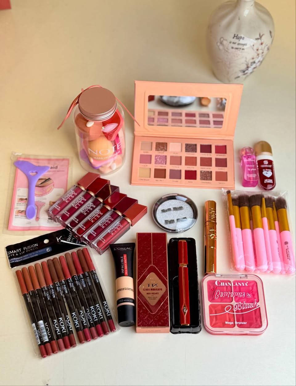 اقوى عرض مكياج للبنوتات 🎀✨
العرض متكون من قطع مهمة وأساسية 🫧❤️‍🔥

1.فونديشن من ماركة لوريال 
2شدو متكون من 18 لون مختلف 
3.فرش مكياج متكونة من 10 قطع 
4.حمر متكون من 6 قطع مات قوية
5.ايلاينر من ماركة تي تي اكس ثابت 
6.احمر خدود 4 درجات مختلفة 
7.مسكارة ضد الماء ثابتة 
8.تنت من ماركة لافيو للخدود والشفايف
9.كلوس لامع للشفاه 
10.قالب ايلاينر 
11.سيت تحديد حمر من كيكو 12 قطعة
12.رموش ثابته أسبوعية 
13.علبة بيوتي بلندر 

سعر العرض 35الف


**إذا كنت صاحب هذا الإعلان وتريد حذفه لأي سبب، رجاءا أرسل رسالة إلى الدعم الفني**