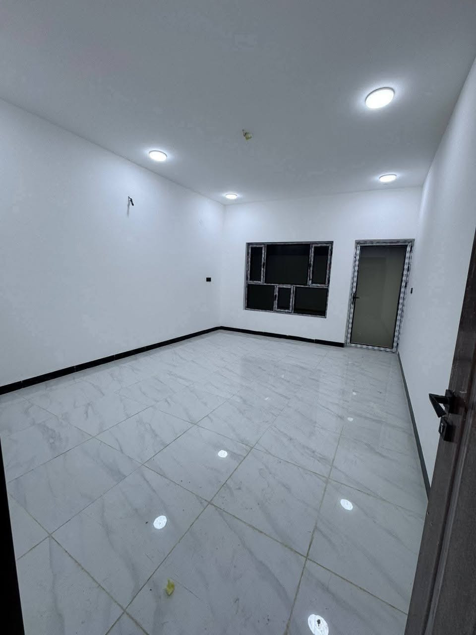 بيت للايجار جديد طابقين   حديث مساحته ٧ ٩ م  بالدورة بداية شارع ٦٠ .أستقبال ومطبخ سيراميك وغرفة نوم كبيرة وخدمات والطابق الثاني غرفتين نوم أكبار وحولي وخدمات مع بالكونه حلوة وبيتونه ترهم غرفة نوم رابعة  وسطحين  . وبموقع ممتاز وقريب جدٱ على كافة الخدمات وشارعه عريض ويبعد عن السريع  ٠ ٤ م   .  . ويوجد مكان مخصص لغسالة الملابس والصحون .  

السعر  750 الف 
*********** واتساب
