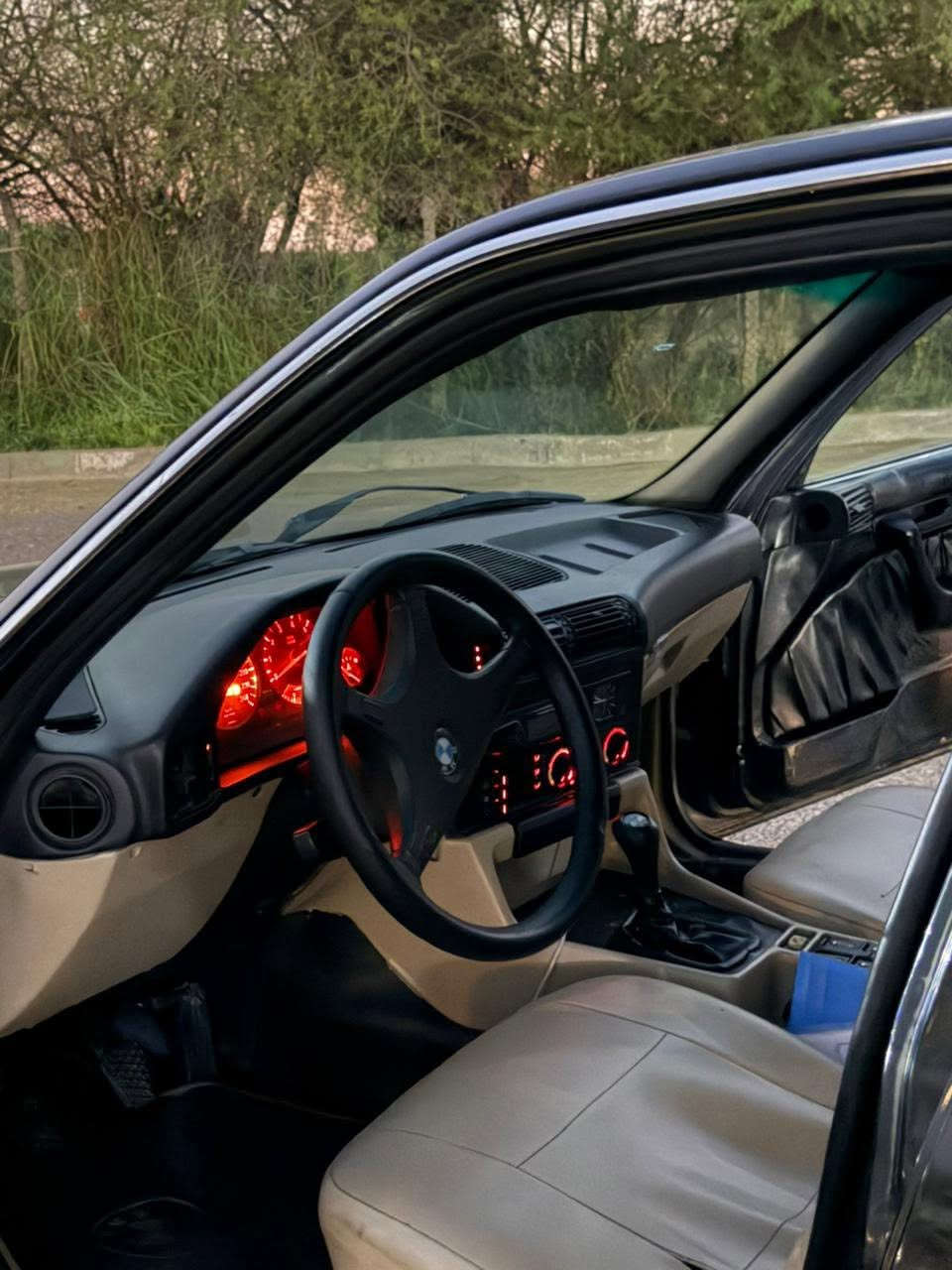 السـلام عليكم .
‏BMW 520
1993
كيـر عادي 
رقم صلاح الدين مشروع 
عليها دعاميات M مرايات جانيه 95 
دوسات M لايتات سوار 
صدر امامي خلفي جدد بلكامل 
تايرات جدد 
صبغ جديد 
سياره نضيفيه بدون مصرف 
سعر : 40
***********
