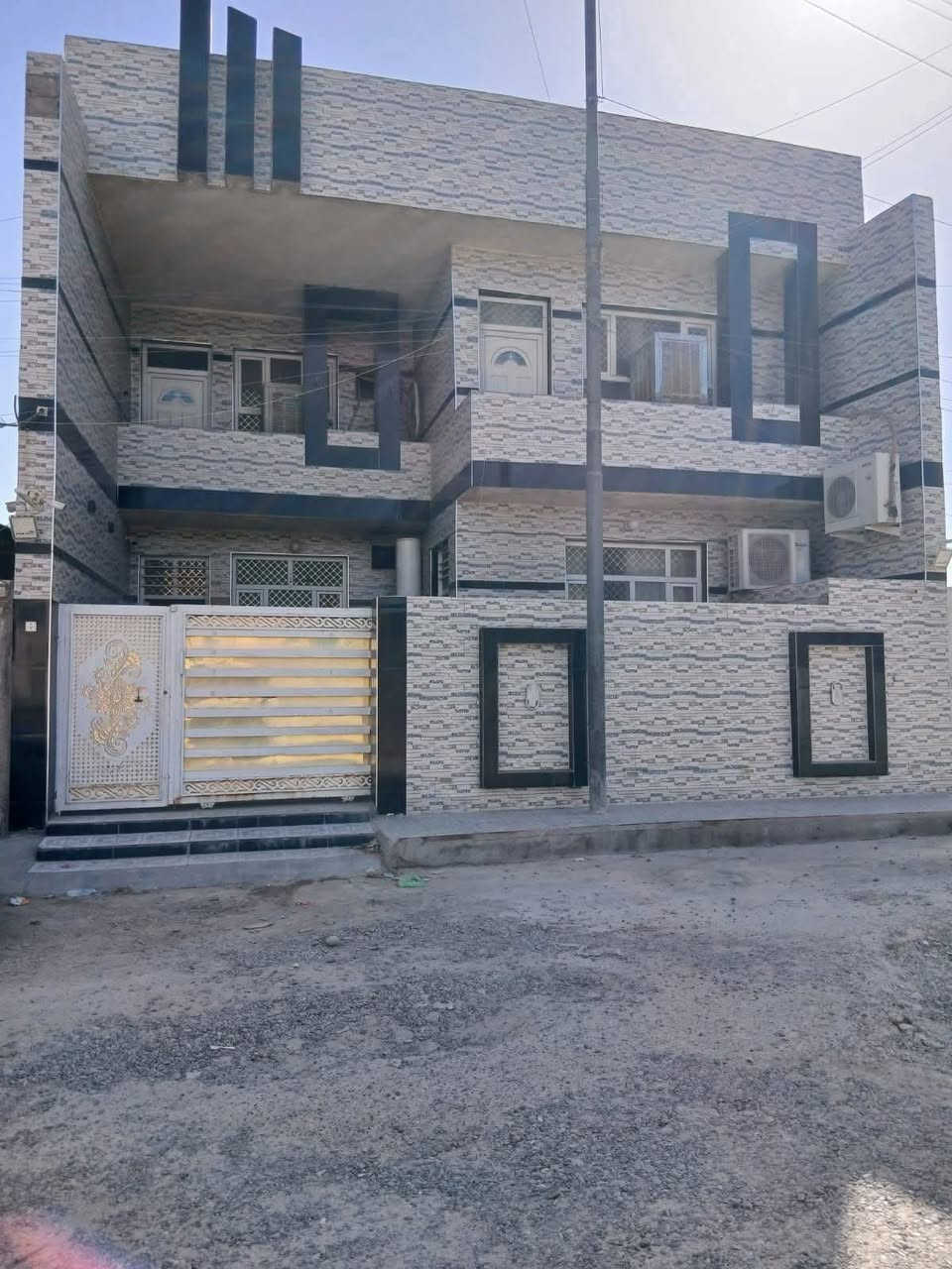 بيت طابو صرف في منطقة المواصلات المربع الاول مساحه ١٥٠م واجهه ١٠ نزال١٥ بناء ٢٠٢٣ جديد يحتوي على ٤ غرف نوم كبيره+صاله+ حولي+ خدمات+ گراج كبير بسعر مناسب للاستفسار الاتصال على 
***********
