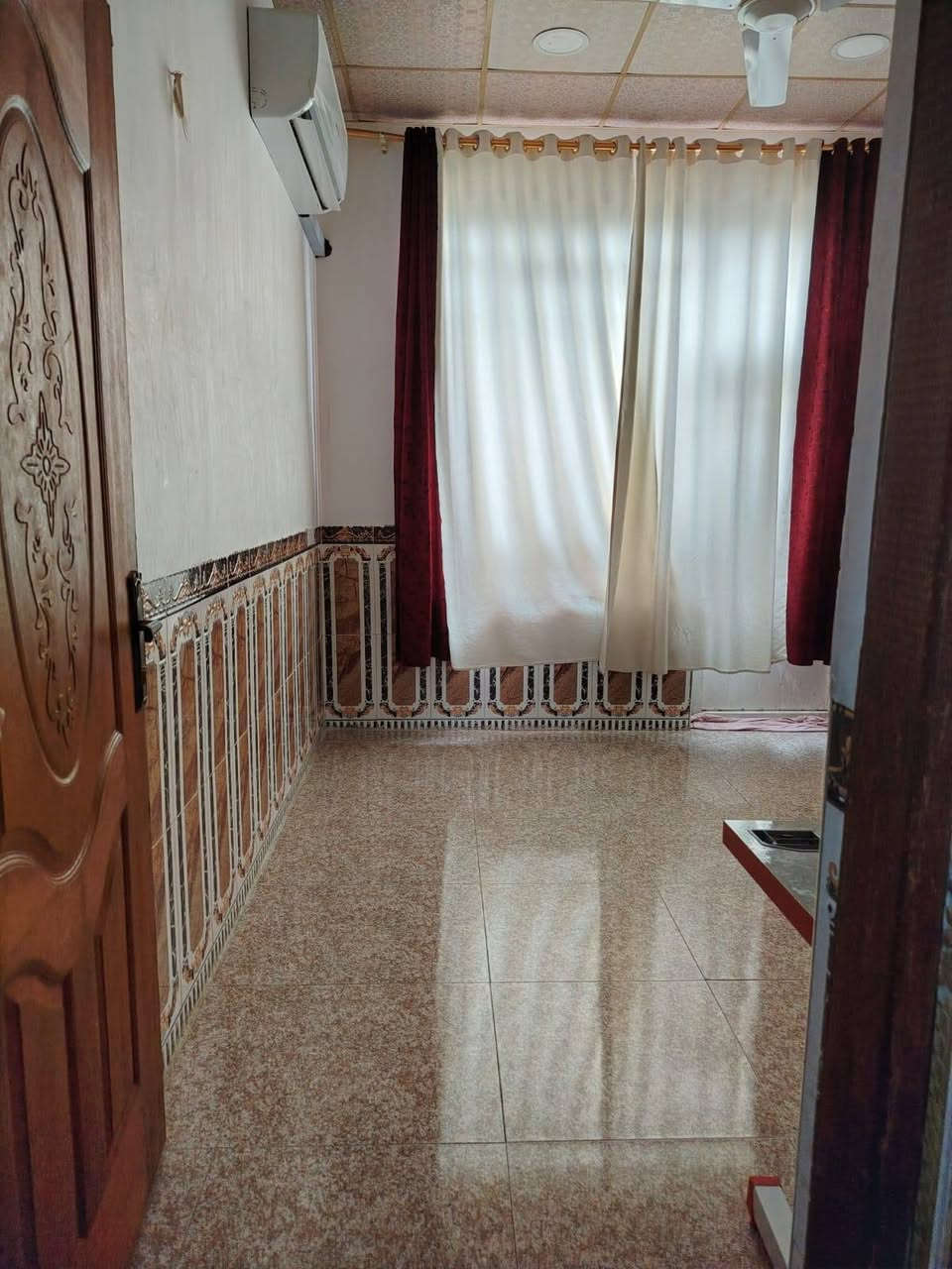 مشتمل البيع حي المعمل العمالية طابقين ٤غرف وصاله ومطبخ ستقبال كراج مجموعة صحيات المساحه ١٥م شارع ١٠م بل بداية قرب جامع الفرقان سنه البناء ٢٠٢٢ السعر ١٣٥ للستفسار اتصل ***********
