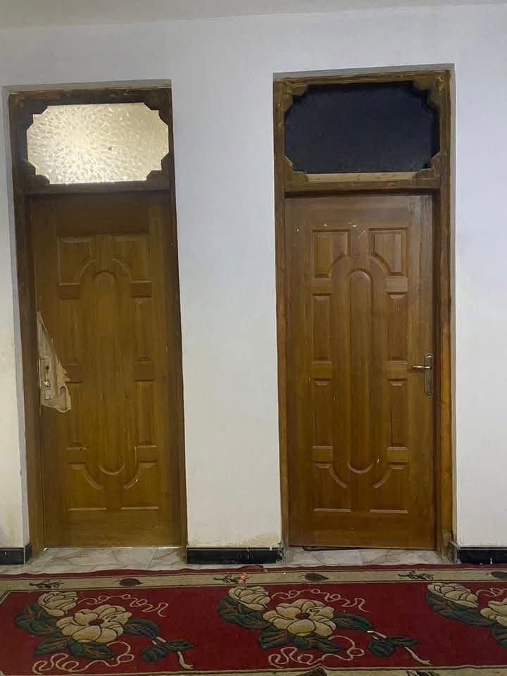 السلام عليكم بيت 200متر طابقين 6 غرف نوم وستقبال  المنطقة كاملة الخدمات 
ما عده تبليط و الامانه كاصة الشوارع مقبلة على تبليط الطابق الارضي استقبال مطبخ غرفتين نوم صحيات 2 طابق الثاني اربع غرف نوم و صحيات البيت سعره مناسب 
 السعر 130 بي مجال بصيط مكانة شارع ام البنين (ع)
للتواصل ‭***********)

