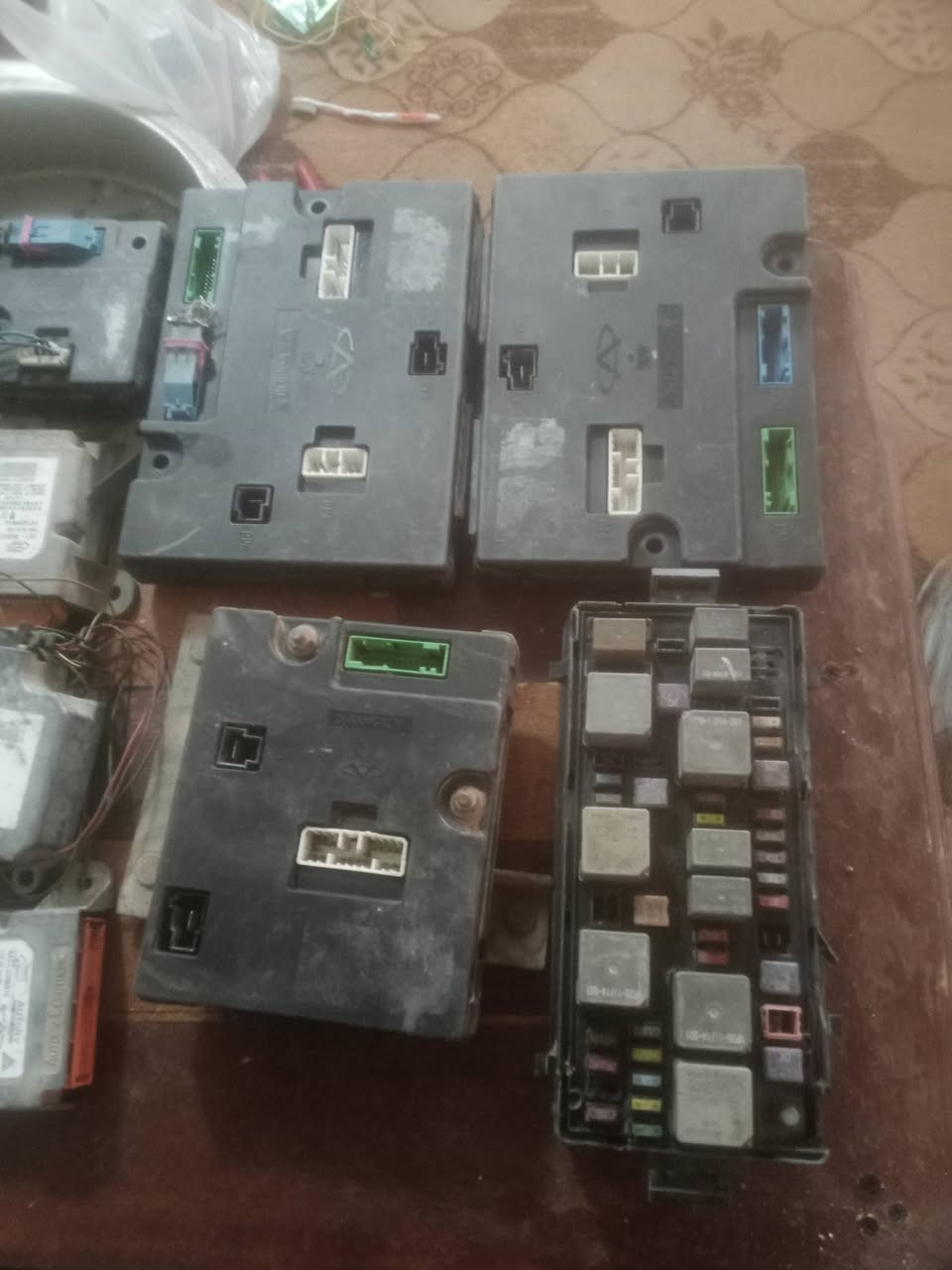 السلام عليكم شباب عندي اغراض مال سياره شيري اي 5 المعروضات عمامكم وعندي لعبه مال شيريب اي شخص يحتاج اغراض ترى اسعارهن مناسبه مثلا هذا الفوق مال الجوال مال السياره سعره 25 الخلفي سعره 25 يعني اي حاجه بيننا مناسبه العقل الصغير هذا مال الكشنات الجو الكشن يصير سعره 15,000 وهذا رقمي شباب ***********
