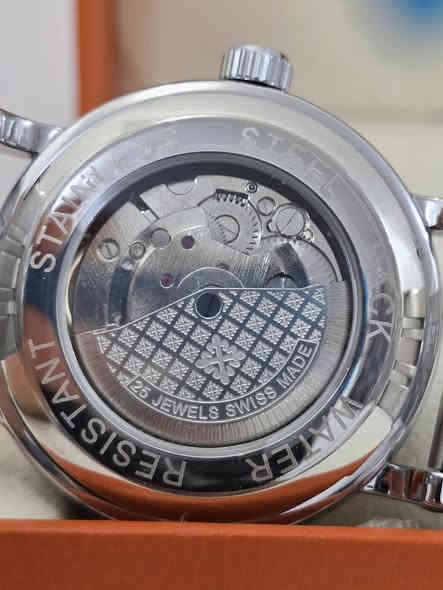 ساعة من العصر #الفيكتوري 
#باتيك_فيليب
#مستعمل بعدها بحالة المصنع
شمسي قمري حقيقي 
مع العلبة #الأصلية الكبيرة الساعة 
تفاصيل أكثر على الخاص او واتساب ***********
