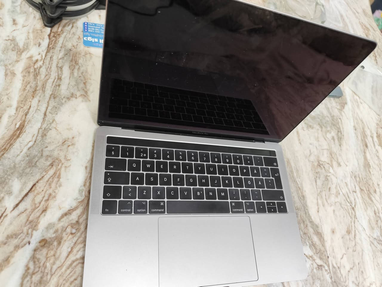 السعر ٣٠٠$ 
apple macbook pro 2017 i5. 16GB Ram. 250GB ssd.


**إذا كنت صاحب هذا الإعلان وتريد حذفه لأي سبب، رجاءا أرسل رسالة إلى الدعم الفني**