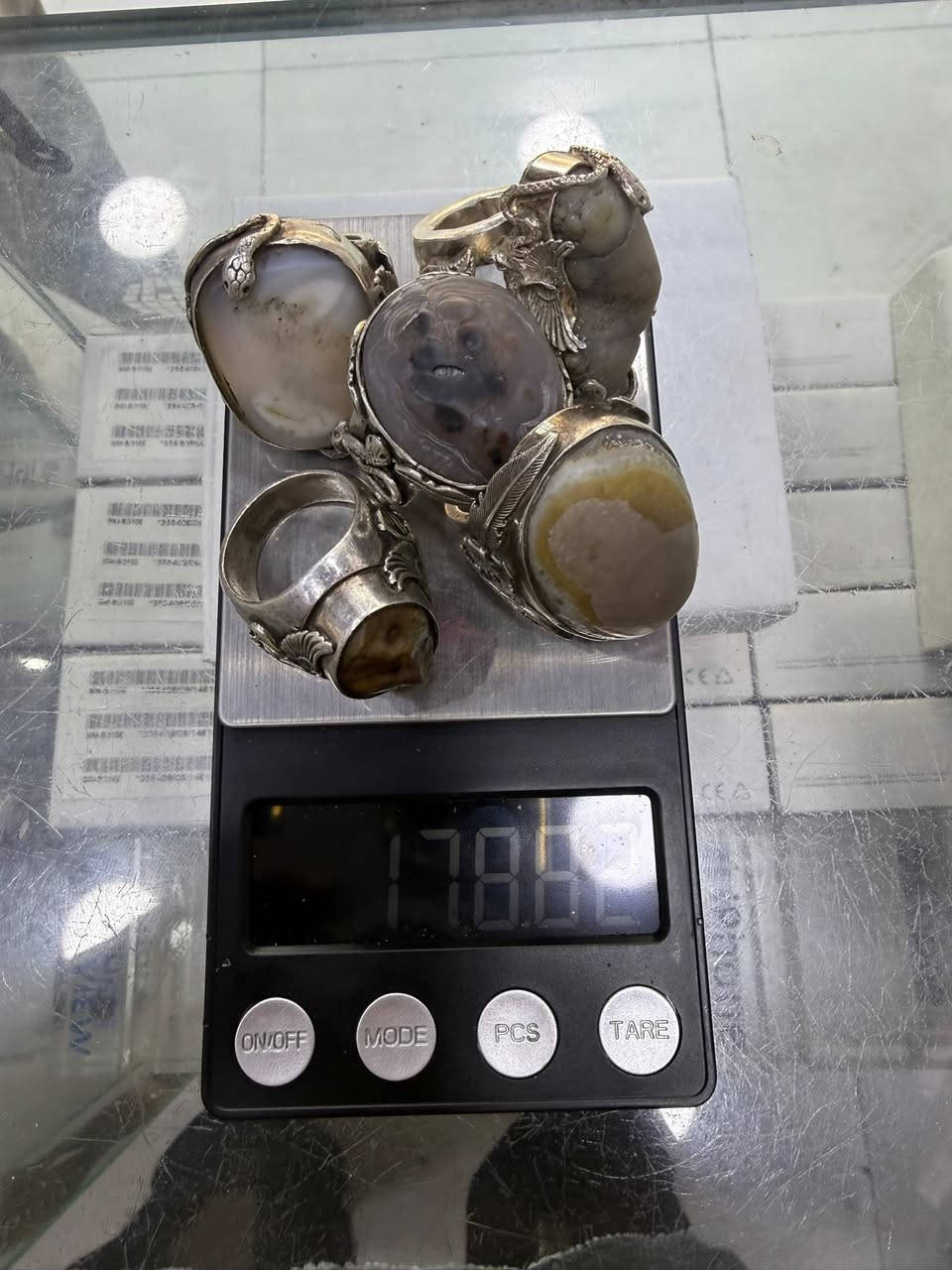 السلام عليكم محابس فضه 950 الصياغه معروفه والاحجار معروفه المحابس مو عاديات اخوتي بس اليعرفهن يعرف قيمتهن وزنهن 178غرام مع الحجر بدون حجر 131غرام (ملاحضه الاحجار غير معالجه نهائياً وخاضعه للفحص) 5قطع السعر الكلي 750الف قفل تطلع سعر القطعه 150الف واذا احد يريد مفرد سعر القطعه 250 قفل (الي يريد احجار اصليه وقطع قديمه يراسلني خاص ) 
عنواني بغداد التراث قرب تقاطع درويش ***********
