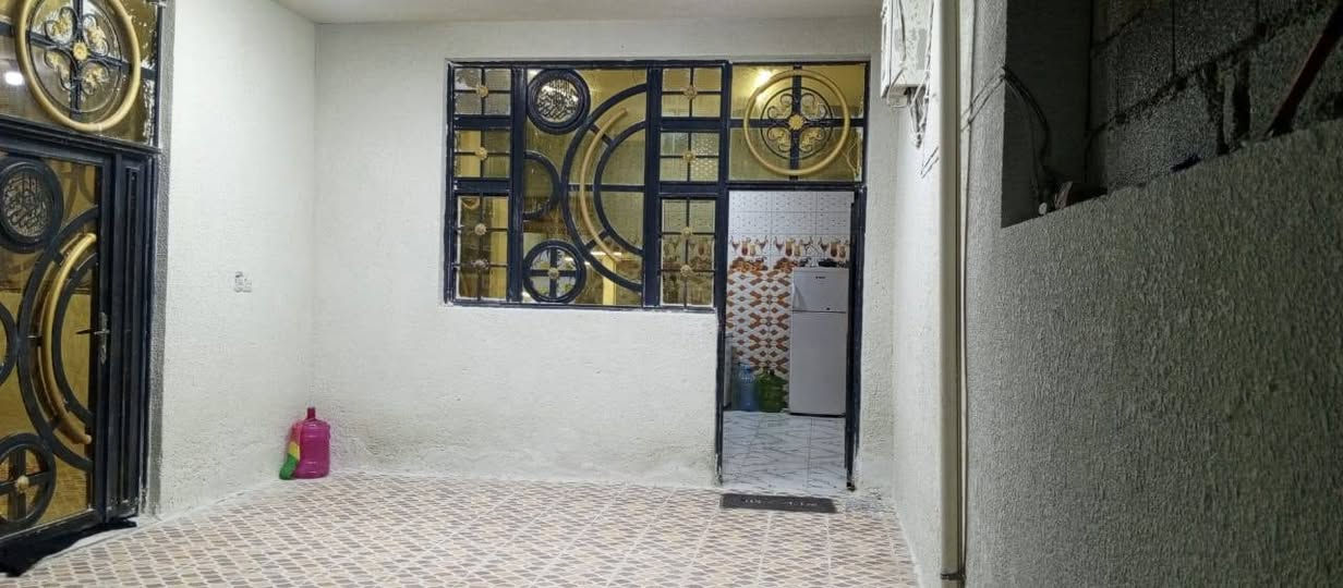 دار للبيع مساحه 300م حي الحكيم نزلت بيت زرزور ثاني بيت بالشارع شارع 10م يتكون من غرفتين وهول ومطبخ واستقبال وصحيات داخليه وخارجيه وكراج وحديقه طابو زراعي 25 مرقم من قبل البلديه السعر 56وقابل لتفاوض للاستفسار الاتصال اومراسلة الصفحه.        البناء بلوك والسكف صب
***********
***********
