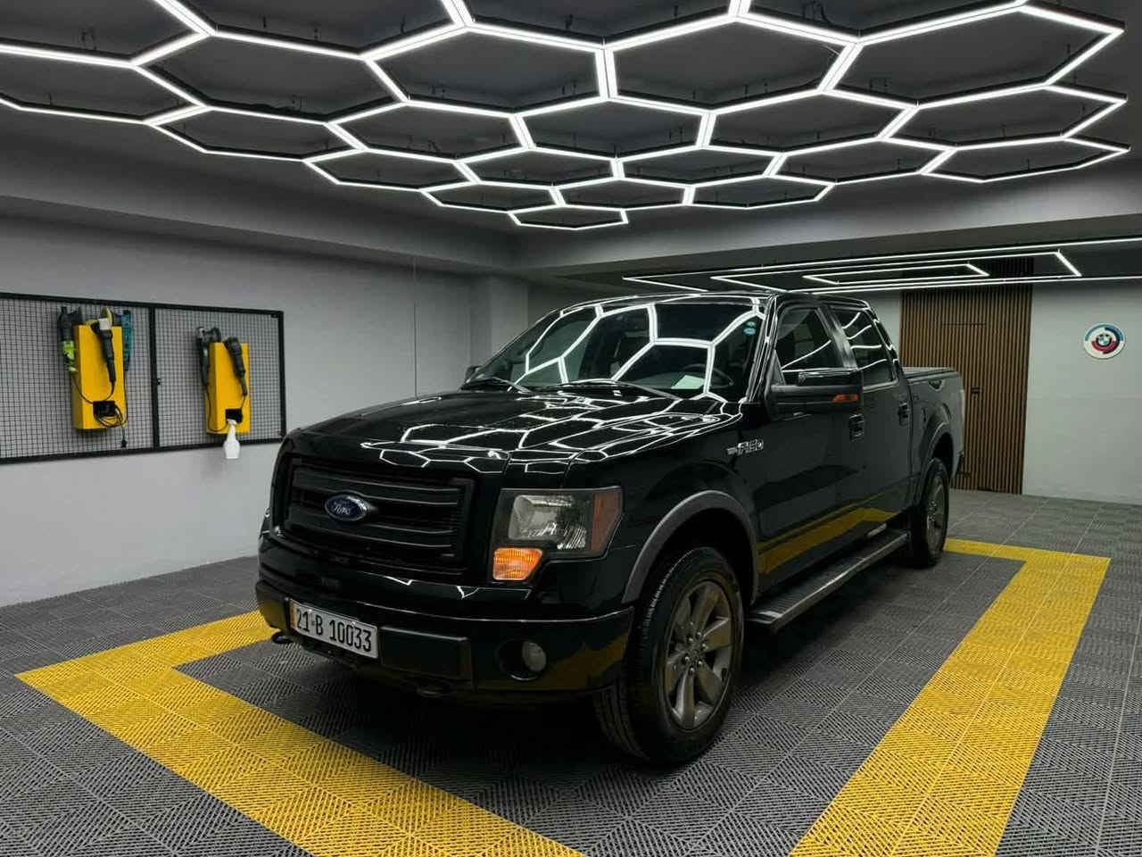 سەرەتا بەناوی خوای گەورە
Ford🇺🇸F150   2013
V8   5.0Lt
سفری شەریکەی نــــیــڤایە
127000 kL ڕۆشتوە
لۆک لۆکە سەیارەکە بەس ماشەڵای ئەوێ 
دەبڵ ئەکسلە مواسەفات    FX4
گێڕ 
مەکینە
تەقە
ڕەقە 
ئەکسلی 
کوێ و پێ خۆشە بیبە بۆ فەحس 
پێشی تازە داگیراوە مەزبوت
چوار تایەی لۆکی لەژێرایە 
ڕۆنی تازە گۆڕاوە 
مەکینەی نەکراوەتەوە هەڵمی نییە
تەبرید 😬🥶 لەجێی خۆیا 
بێ بۆیاخە سەیارەکە ساردوو شوختیشی نیە
تەنها بۆیاخ ئەستورەو بۆنیدوو سەقفی کەمێک قرنجاوی هەیە شایەنی باس نییە
سەیارەکە هەرچی وەسفە هەڵی ئەگرێ 
تەنها یەک سایەقی ئەوێ 
ڕەقەمی تازەیە بەڵام سەنەوی بەسەر چووە
لە سلێمانیم ژ.م ***********
سعری [152] گەڵاو معامەلەیکی برایانە السليمانية, العراق
