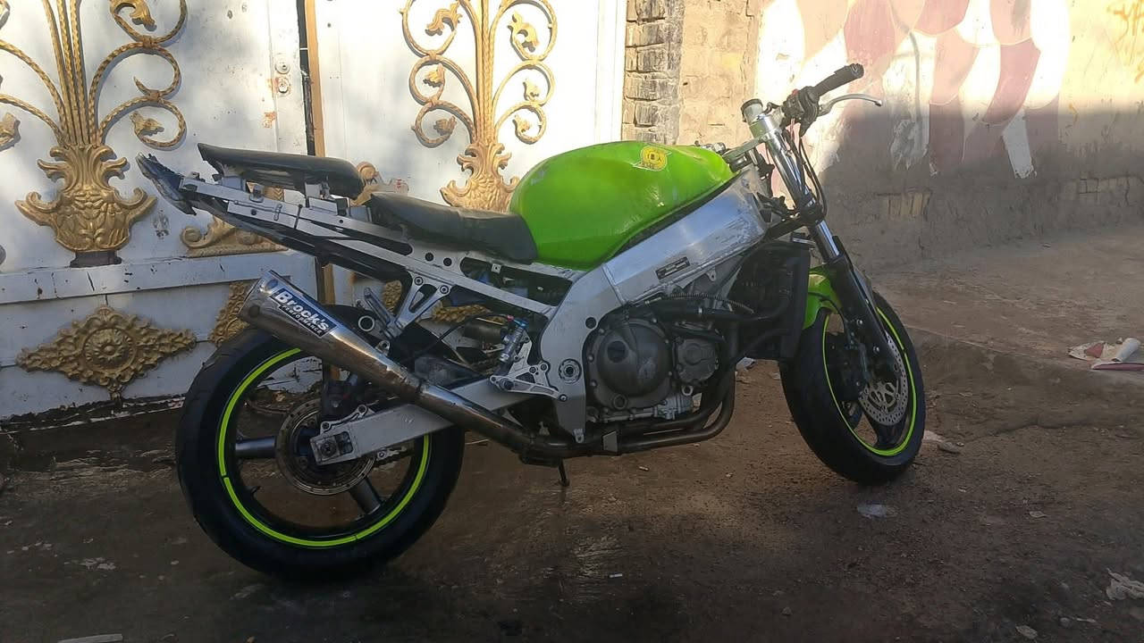 السلام عليكم كاوسكي 900cc للبيع الدراجه مبدل بيها كير مكينه تخبل بس تاركه صارلي هواي اوراق كامله مدفوعه كمرك ومنفيس موجود ورقه مزاد موجود دخول جديد ابيعلك كوم حديد لتكلي شبيها مابيها تجي تحمل وتروح سعرها مليون ونص مكاني كوت حي الحكيم رقمي للتواصل  ***********
