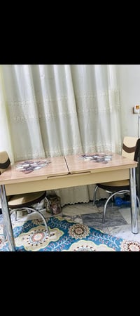 ميز • ٤ كراسي