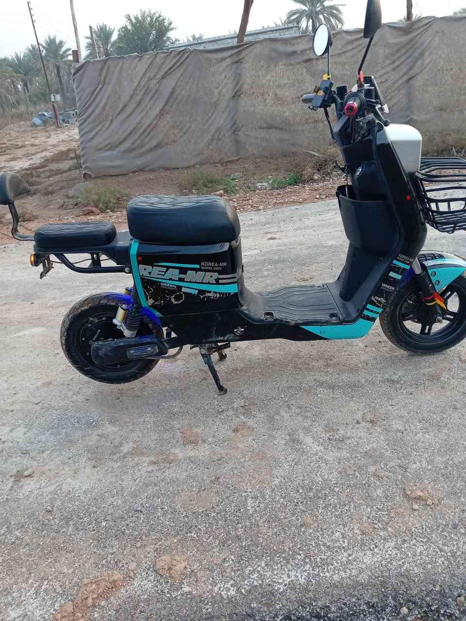 سلام عليكم دراجة شحن للبيع موديل 2024 دراجة كاملة ماناقصهة شي السعر 450 وبي مجال العنوان ديالى الكاطون رازي رقم الهاتف ***********
