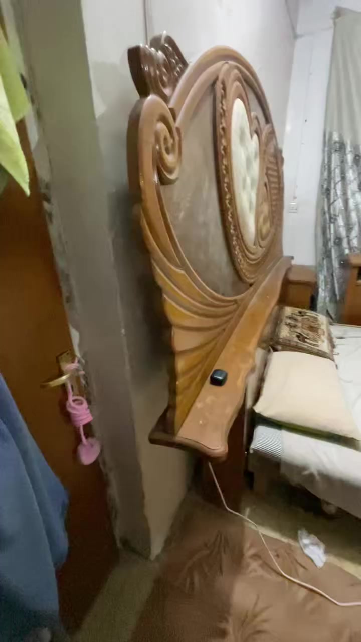 سلام عليكم غرفة نوم كاملة مكملة و جديدة و نجارة عراقية
مكون ٧ قطع 🔥
كلشي مابي و جديد ماصارلي سنة ونص من سويته سعره مناسب و خشب درجة اولى اي شي ما تحتاج بيه كبل افتح و شد بغرفتك  
مكان الغرفة ناصرية حبوبي 
الي صدك يشتري هذا رقمي ***********
