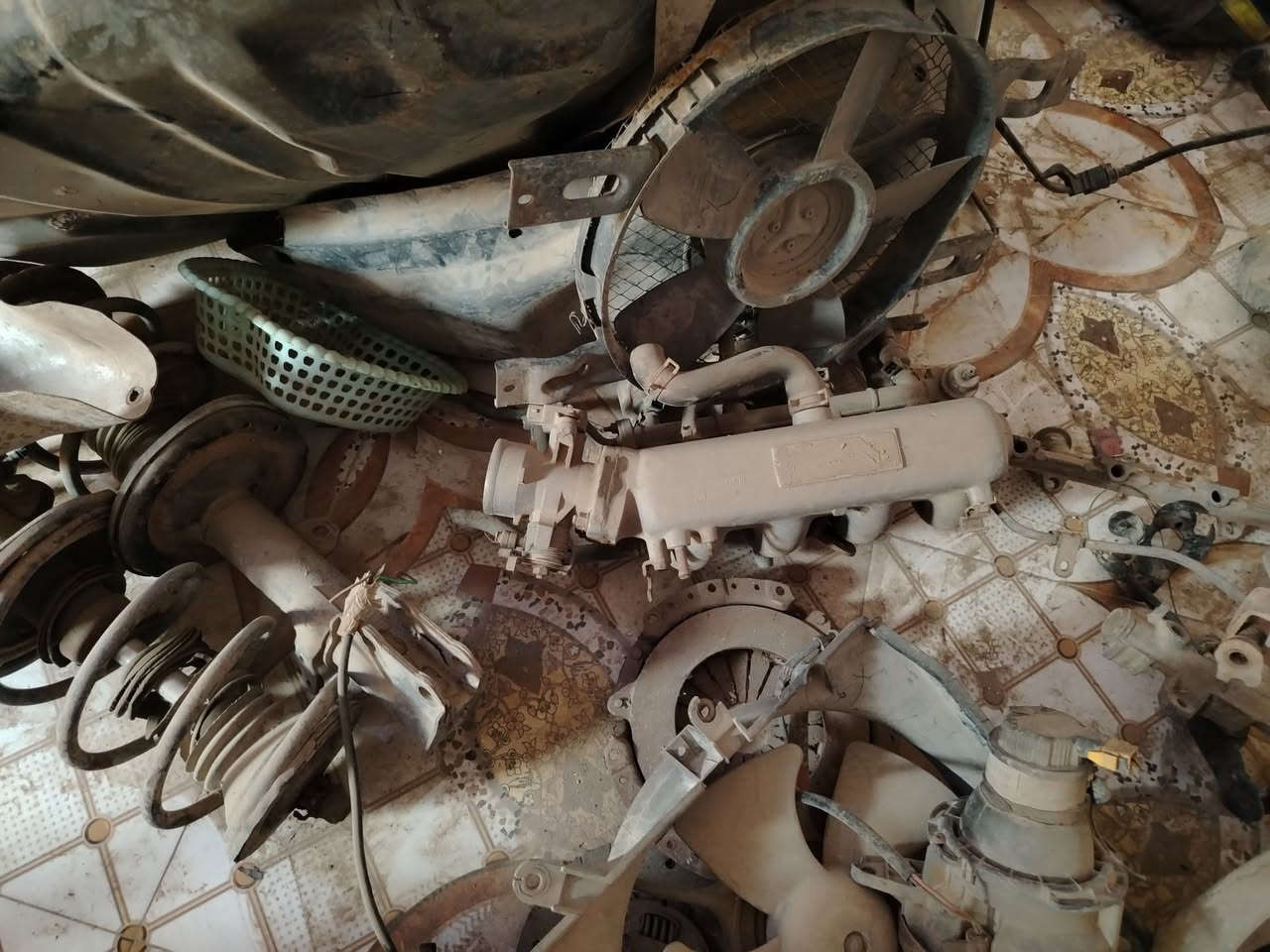 قطع غيار سيارات مختلفة تفصيخ للبيع
#باسعار مناسبة جدا
تصفية محلات
#ملاحظة القطع بلاد وليس تجاري
#سيارة نوع بي واي دي موديل ١٣
#محرك سيارة بيكاچو مفتوح
#مجموعة داينموات سيارات #ابطوط
#مراوح
#راديترات
#مرايات 
#دبة و #عمبار
#ثلاجات
كما يوجد #بطانة بيبان سيارات مختلفة
منها #جيب و #اوباما موضح بالصور جديد حاوية
مشكل وبعض السيارات المختلفة
بأسعار مناسبة جدا بالجملة

#الموقع
العمارة _ الحي الجامعي _ مقابيل الكلية الأساسية
#ملاحظة
يوجد فيديو كامل اول التعليقات 

للاستفسار اكثر الاتصال على الرقم
***********
