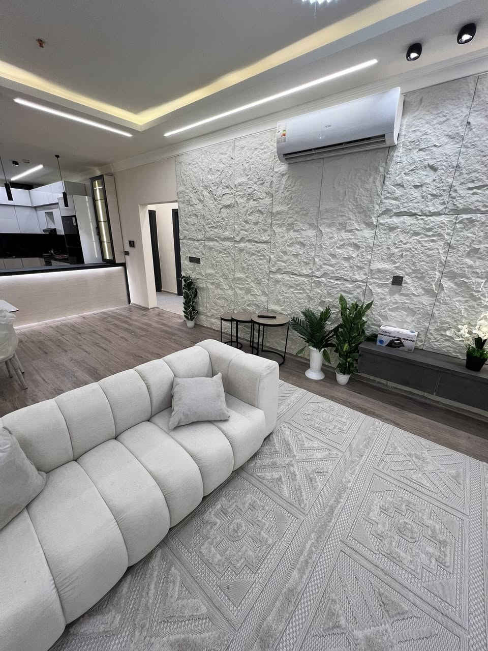 شقة صفر مامستخدم للبيع
مؤثث كامل
١٧٠ متر
غرفتين نوم وصالة
مجمع واو تاور
تلفون و واتساب/ ***********
