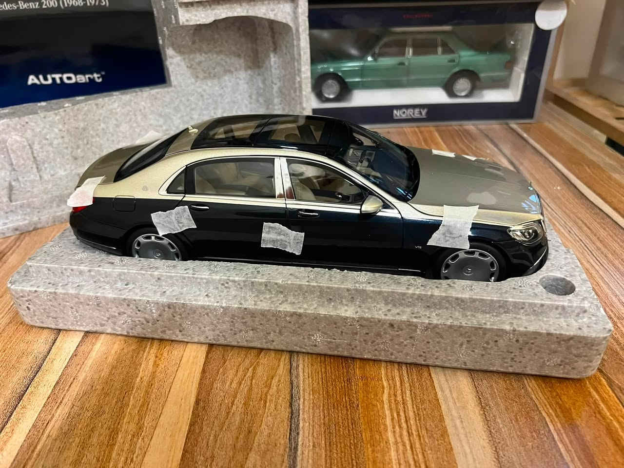 مرحبا اصدقائي
1/18 
Mercedes -maybach S650 
Tow-colour paint aragonite silver/anthracite bule metallic
Norev 
السعر 185$


**إذا كنت صاحب هذا الإعلان وتريد حذفه لأي سبب، رجاءا أرسل رسالة إلى الدعم الفني**
