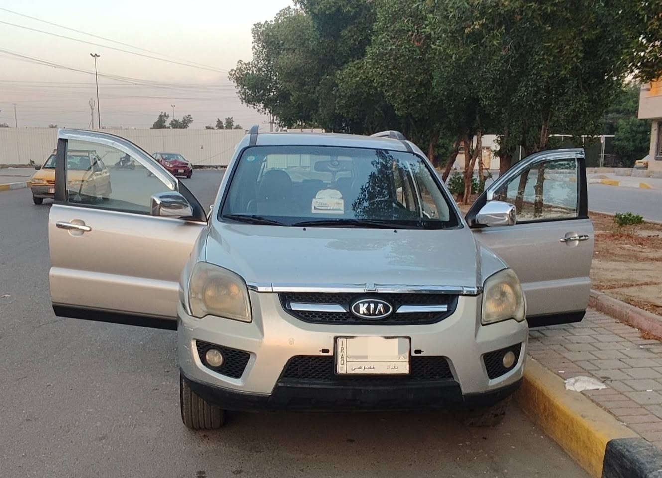 سلام عليكم سبورتج للبيع موديل 2009 
مال جناي رقم بغداد مشروع وطني 
السيارة باسمي تحويل مباشر 
السعر 120 وبيها مجال
مكاني بغداد
***********
المواصفات

مكينة نظيفة 2000c دوش
يدات الباب والسستم نيكل 
فتحة سقف
حساسات خلفية
تحكم تبريد بيانو
مري شفط
تدفئة كشنات
تحكم استيرن ومايك
نظام Abs يعني اربع دسكات
دبل صالنصه
مواصفات كير عادي و اوتو 
تقفيل ذاتي
زجاج السائق auto ضد لمس اليد يعني ترجع تنزل
جكها و حتى السبير السياره جدا نضيفه
ماشية 182000km
 وتبريد منظومه جديده ثلج وتدفئة
بيها بارد بسيط باب السايق صفحة الجاملغ  فقط
وسونار موجود
السعر 120 ورقة
