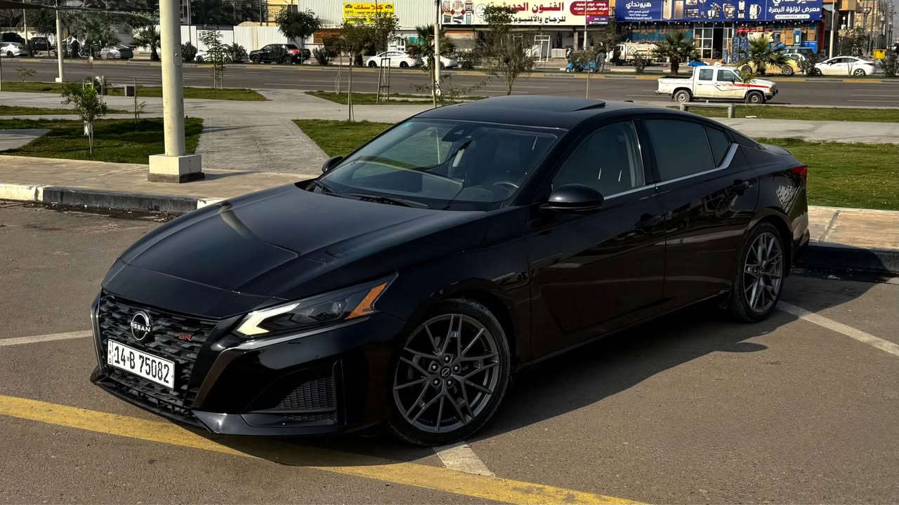 السلام عليكم بلاش والله بسبب ضرف 
التيما ٢٠٢٣ كفاله عامه تقرير فقط
السياره حرة بصره وبيها مواصفات ما تخلص اعلى مواصفات تجي بالسياره كلش كلش 
نضيفة بشكل والصور تسولف 
رايدها ب168  
مكاني بصره 
*********** Singapore
