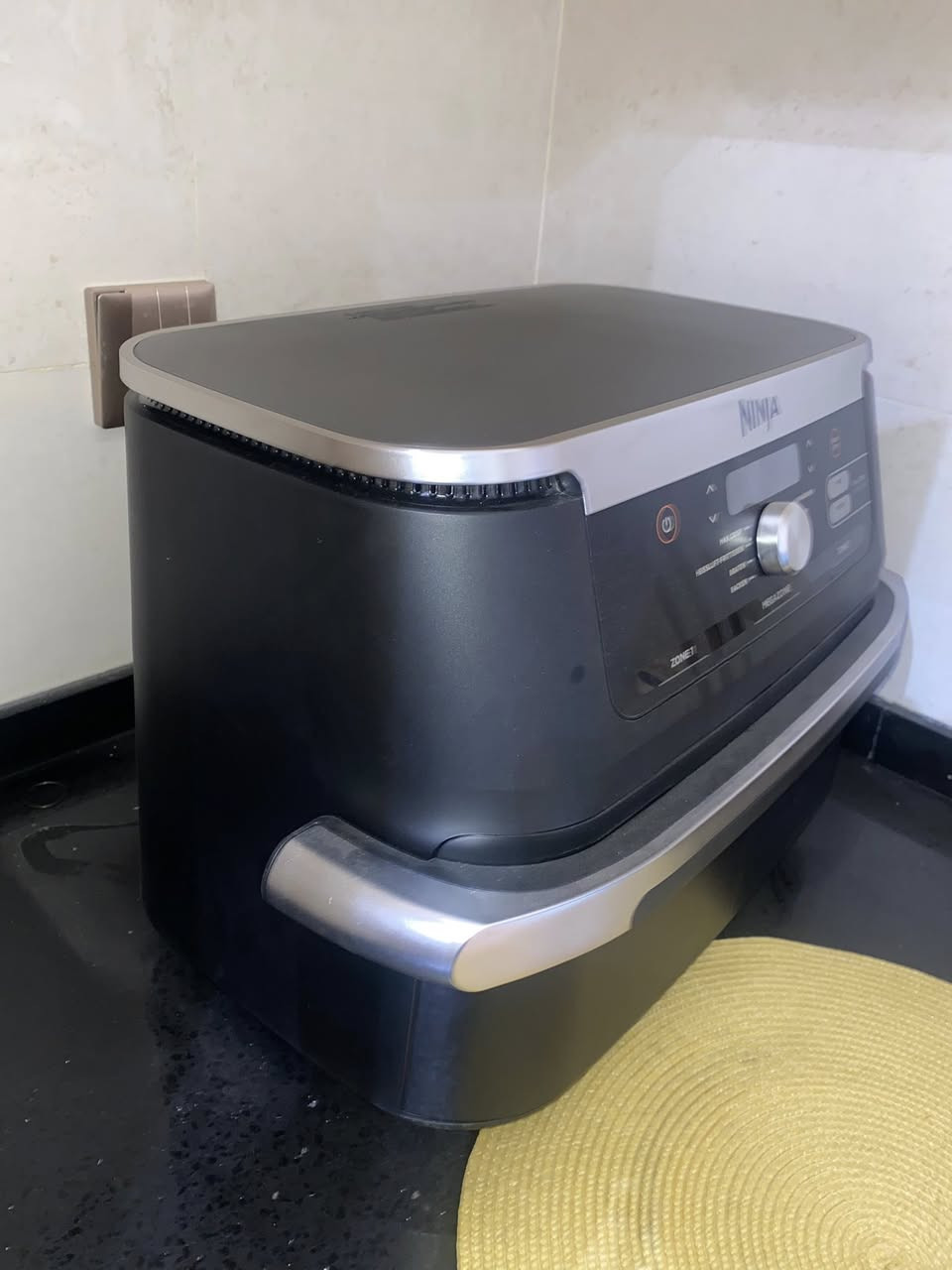 قلاية هوائية ماركة نينجا
الحجم / 10.4 لتر وتكون مزدوجة
غير مستخدمة

 قلاية هوائية نينجا Ninja – دبل زون / ميگازون 

 الماركة: Ninja
 الحالة: ممتازة / نظيفة جداً
 اللون: أسود مع فضي
 النوع: Dual Zone + MegaZone

 المواصفات:

 •  حجرتين طبخ منفصلتين (Zone 1 & Zone 2)
 •  إمكانية دمج الحجرتين (MegaZone) للطبخ بكميات كبيرة
 •  تقنية Dual Zone Technology
 •  خاصية SYNC & MATCH (تطبخ صنفين ويخلصن بنفس الوقت)
 •  تحكم رقمي + شاشة
 •  برامج متعددة (قلي هوائي، شوي، خبز، إعادة تسخين، تجفيف)
 •  طبخ صحي بدون زيت أو بزيت قليل جداً

 الفوائد:

 •  أكل صحي وأقل دهون
 •  توفر وقت وجهد
 •  مثالية للعائلة
 •  تقلي، شوي، خبز بكل سهولة
 •  حرارة متوازنة ونتائج مضمونة
السعر : 380 ألف دينار عراقي
رقم الهاتف : ***********
