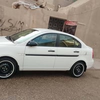 اكسنت موديل 2008 بيه فقط صبغ مقدار خمس اصابع بالخشم مال البنيد ومرشوش ...