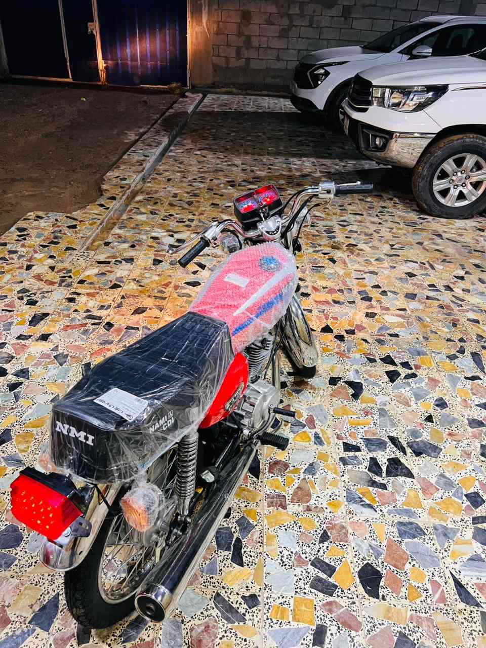 سلام عليكم دراجه نامه اصلي مديل 26 سكنر يعني وراق دراجه شغله بيدك دهن الشركه بطنها مال سحك  رايته 950 وبيها مجال حك الجيه المكان العماره الستفسا        ***********
