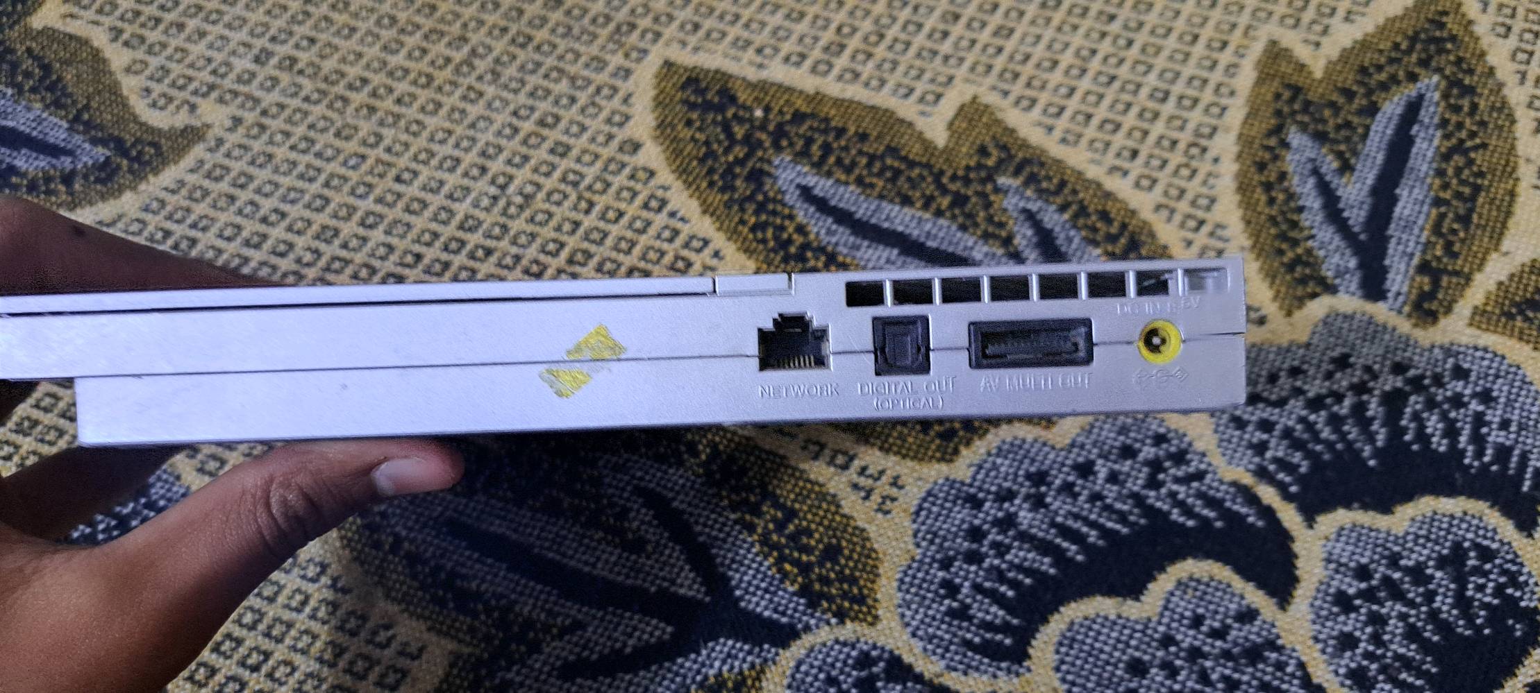 لاعنوان بغداد حي الجهاد المخابرات
بلي 2 نظيف جدا 
اختيار اللون اسود او فضي
مع يدة التحكم الاصلية صاير بي قطع و مصلح  يشتغل نفس ما جان 
و يدة تحكم تجارية
مع فلاش ميموري بي40 لعبة 
و كارت ميموري للتشغيل 
و التوصيلات مالتة المحولة و اسلاك الصورة