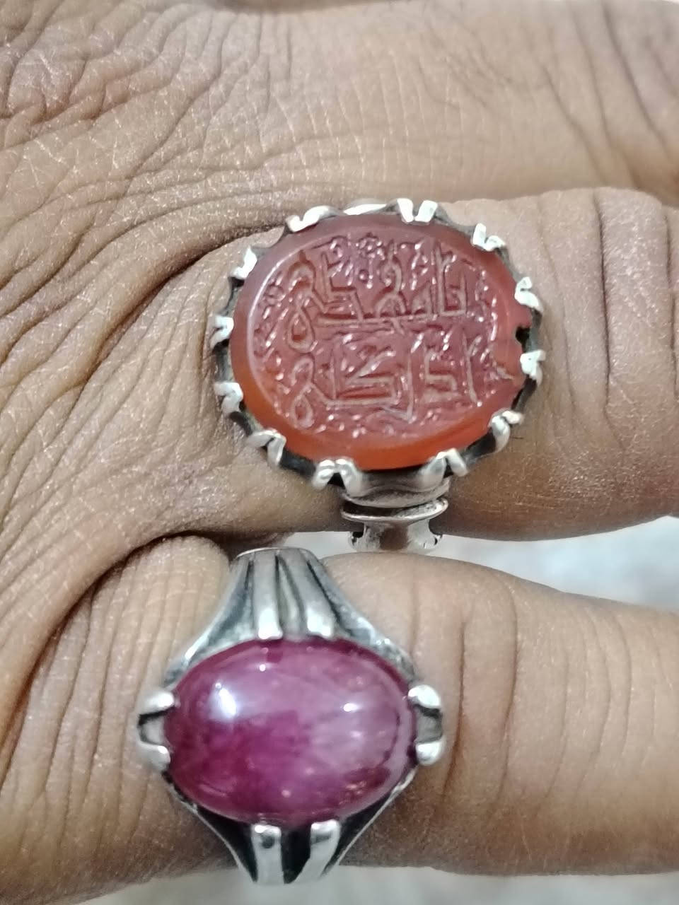 السلام عليكم محابس يماني مشمشي خرزة مبطخة خط كوفي (يامهدي ادركني) وياقوت روبي للبيع للتواصل ع الواتساب *********** او الاتصال ع الرقم***********
