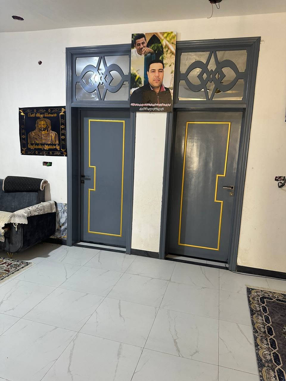 السلام عليكم دونم معه بيت للبيع مساحة البيت الكلي 315 متر  يتكون البيت من غرفتين 6×5   وصالتين واستقبال ومطبخ حار وبارد وصحيات داخليه الموقع شارع الكفل قرب سيد محمد  خلف مدرسة الشيخ ثائر ال كتاب التواصل ***********
