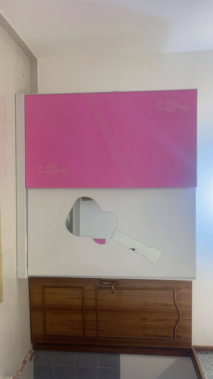 السلام عليكم
غرفة اخشاب بناتية تتكون من 
سرير عدد 2
كومدي وسط بين السريرين 
كنتور سلايت 
ميز مرايا 
السعر / 350 الف 
العنوان / نواب الأمين 
***********
