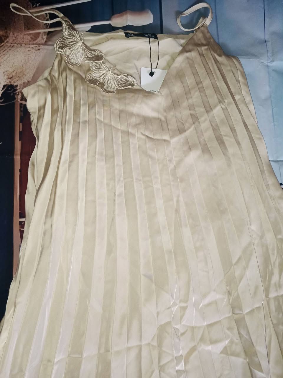 فستان حرير من ماركة (ANEWSTA)
قياس M/L 
40/42


**إذا كنت صاحب هذا الإعلان وتريد حذفه لأي سبب، رجاءا أرسل رسالة إلى الدعم الفني**