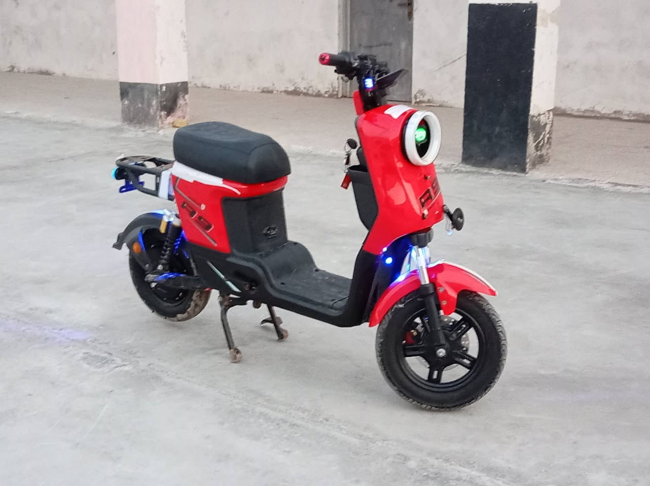 السلام وعليكم دراجه R9 موديل 2024 كفاله عمامه جديده الدراجه صار سبوعين من اشتريتها مكانه بصره الاصمعي القديم قريب جسر التربيه السعر 400وبي للعلم بطاريات 32مامبدلات  مجال للطيبين *********** متواجد واتساب وشريحه
