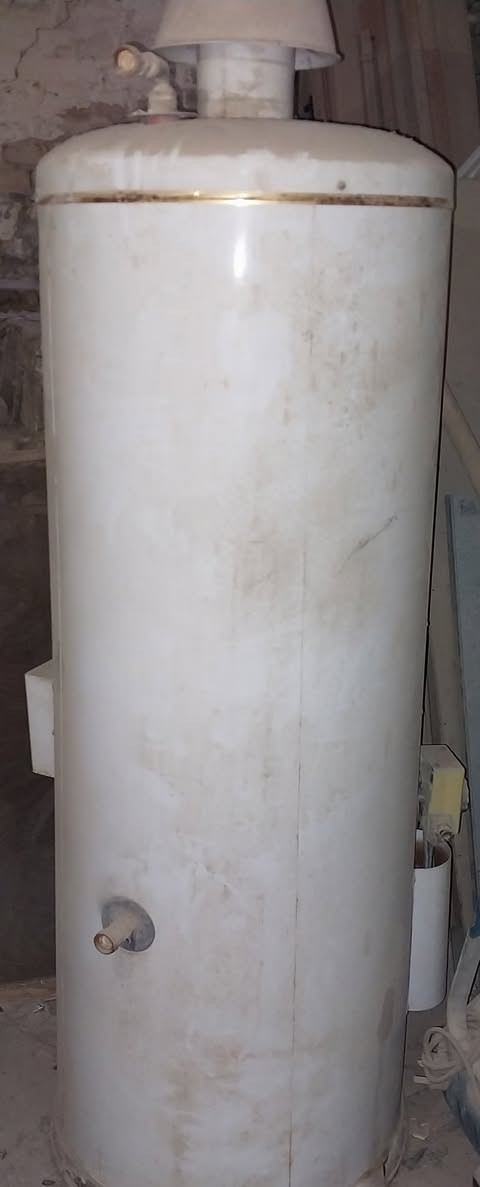 ❣️سخان كهرباء وغاز عملاق 240 لتر للبيع في الاعظميه❣️
السخان شغال 100/100 على الفحص موجود بالاعظميه.
 يشتغل غاز وكهرباء مأخذيه ب 350 وهسه رايديه ب 175 يعني بنص سعره... والسعر نهائي ما بيه مجال.
 ابو علي
*********** بيه واتساب
