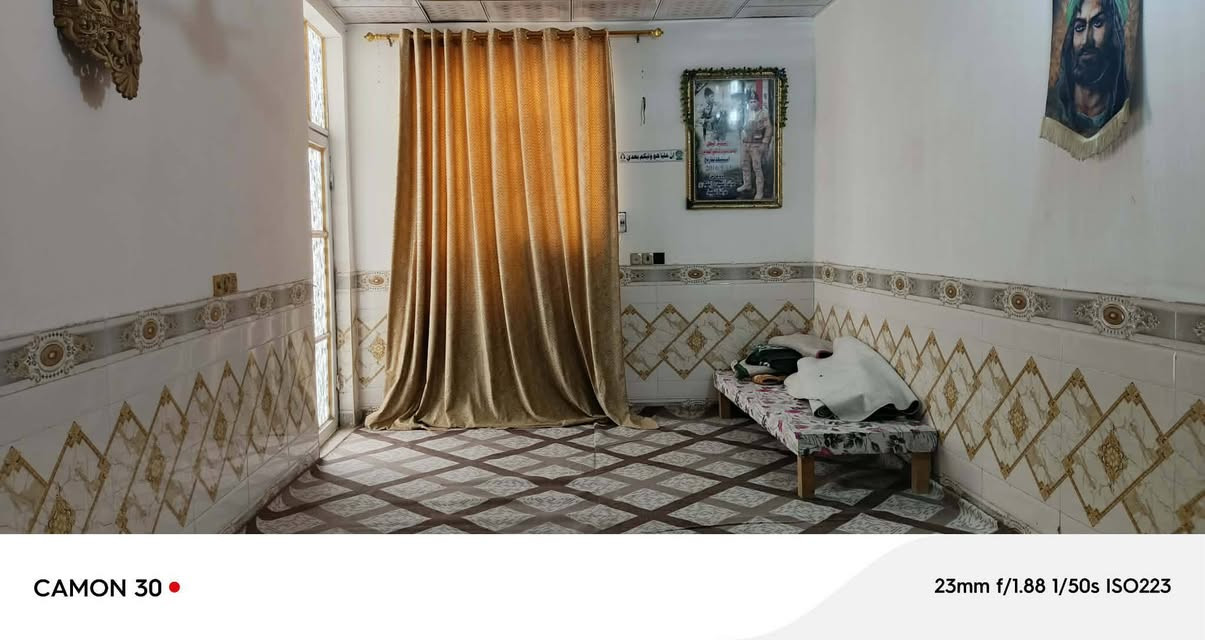 السلام عليكم 
بيت للبيع مساحة 150م طابو زراعي النجف الاشرف
شارع الصب فرع مطحنة الرحاب عمود 282 قريب جدا من الشارع العام خدمات كاملة متوفرة خط ضوئي
 مولد خط ذهبي 
وكلشي متوفر 
صيدلية 
عيادة 
حلاق
 واسواق 
بانزين خانة
 كافتريا 
افران صمون 
شارع تبليط 
البيت متكون من غرفتين 
مناور 2
صحيات داخلية وخارجية
مطبخ وصالة وبراني 
الأساس والسقف صب كونكريت مسلح
الشراي يتصل عالرقم *********** او المراسلة
عالخاص
