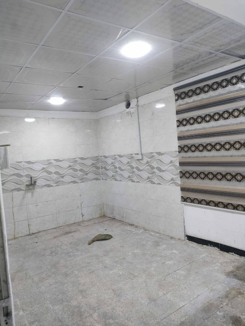 شقة للايجار في جمعية إسكان الموانئ على شارع عشرين طابق اول معزولة تتكون من صالة ضيوف ومطبخ كبير وغرفة ومجموعة صحية مع سطح داخلي الشقة جاهزة السعر أربعمائة الف شامل اجور الماء والكهرباء للاتصال *********** البصرة, العراق
