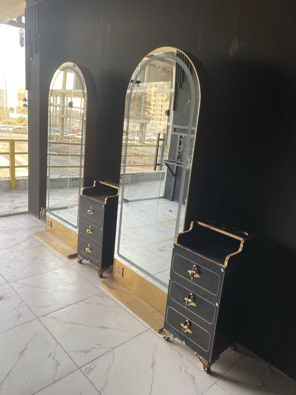 #للبيع #حلاقة
🪞 🇹🇷 مراية حلاقة عدد 2  وسطيه وجهين يعني ذني المرايتين يصير عليها 4 كراسي حلاقة 

حديد ثقيل طلاء ذهبي ثابت واللد مالتهن لمس والكل شغال 

ملاحظة: وحده من المرايات بيها فطر كلش بسيط وما مأثر عليها 

مكاني بغداد /مجمع بسماية 

التواصل على الواتساب للرقم 👇

***********
