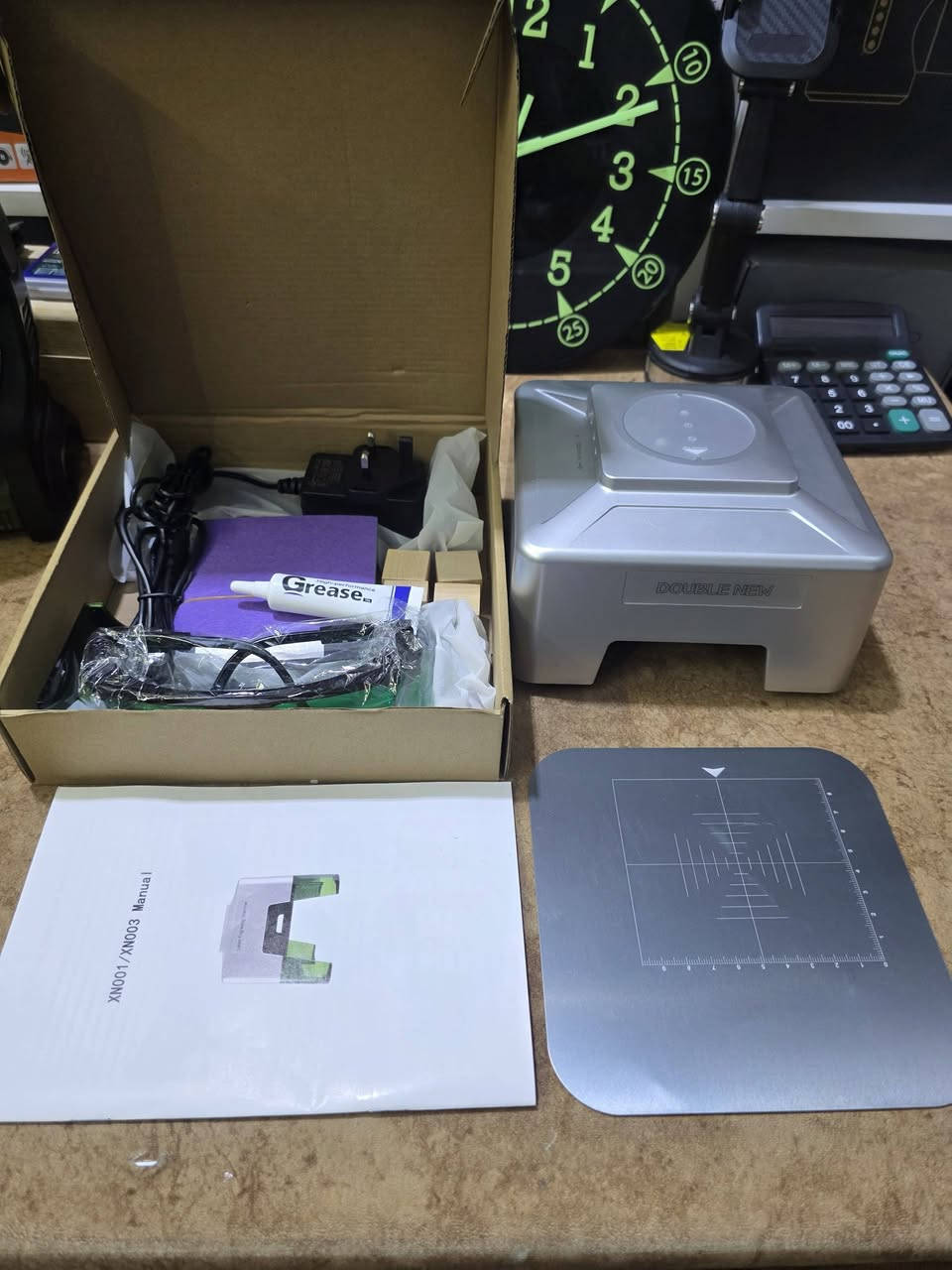 السلام عليكم / مزاد اعلى سعر ابيع
الجهاز نقش وقطع بالليزر محمولة وصغيرة الحجم (Mini Laser Engraver) من العلامة التجارية DoubleNew.
 يُستخدم هذا النوع من الأجهزة المكتبية للنقش بدقة عالية على أسطح وخامات متعددة وتخصيصها.
أهم ميزات واستخدامات الجهازالنقش والقطع: يتيح حفر وتصميم الشعارات، النصوص، والرسومات بدقة متناهية.
المواد المدعومة: يعمل بكفاءة على الخشب، الأكريليك، الجلد، الورق المقوى، البلاستيك، والمطاط.
التحكم الذكي: يمكن توصيله بالهواتف والأجهزة الذكية عبر البلوتوث (Bluetooth) أو الكابل للتحكم بالتصميم من خلال تطبيق مخصص.
تصميم مدمج: صغير الحجم ومناسب جداً للمشاريع المنزلية، الهواة، وأصحاب المشاريع الصغيرة.
حماية مدمجة: يحتوي على قاعدة واقية شبه شفافة في الأسفل لتقليل وهج أشعة الليزر وحماية العينين أثناء العمل


**إذا كنت صاحب هذا الإعلان وتريد حذفه لأي سبب، رجاءا أرسل رسالة إلى الدعم الفني**