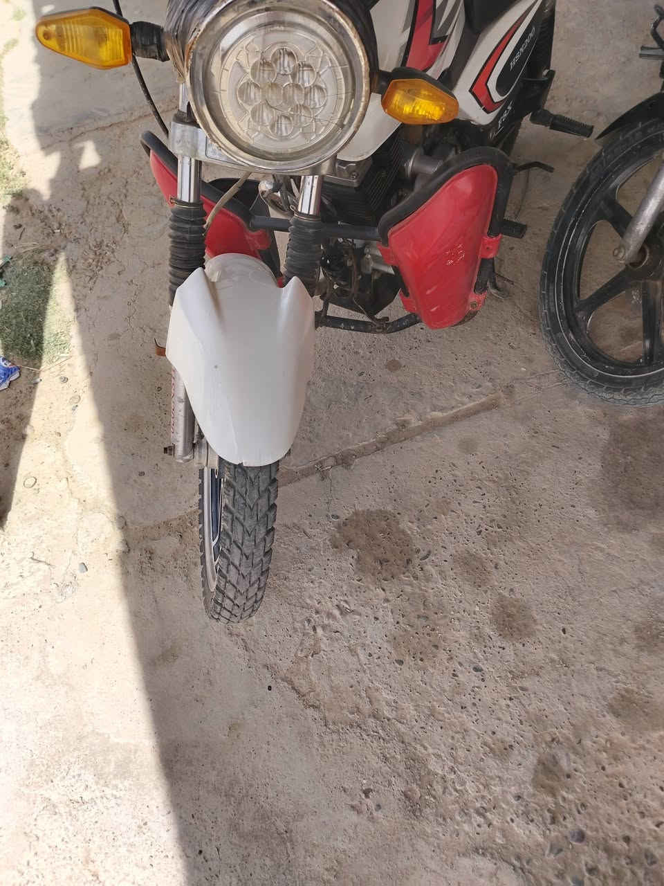 دراجة نارية للبيع مديل ٢٠٢٠ حجم ٢٠٠ كلهة عل وضع شركة سعر ٧٥٠ وبيهة مجال للاستفسار الاتصال على الرقم ***********
