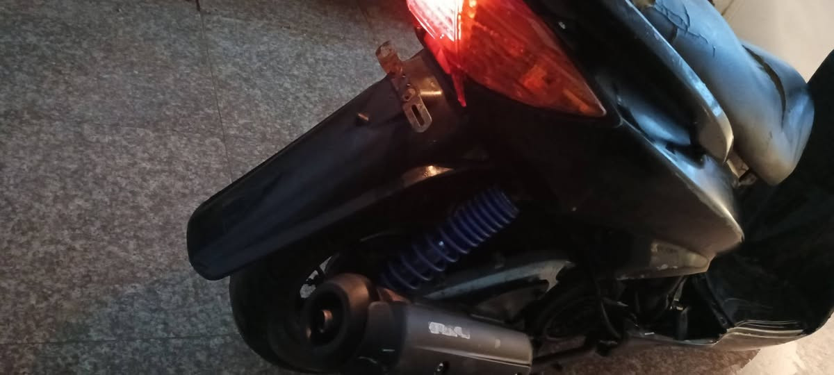 سلام  عليكم سكنس نثيه ١٤٠ سلف وهندر شلعه معدل كهربائيات كلها شغاله مكينه بلاديه ناعمه لا نضوح ولا تبخير ولا تنقيص ادامه كلجات جدد دراجه مال رمبه بس الدبل الامامي تعبان ابريك امامي خلفي استان تعليك وصفح ما ناقصهة اي شيء (بيع او مراوس) مكاني غزاليه سعر ٤٠٠ وبيهة مجال ***********
