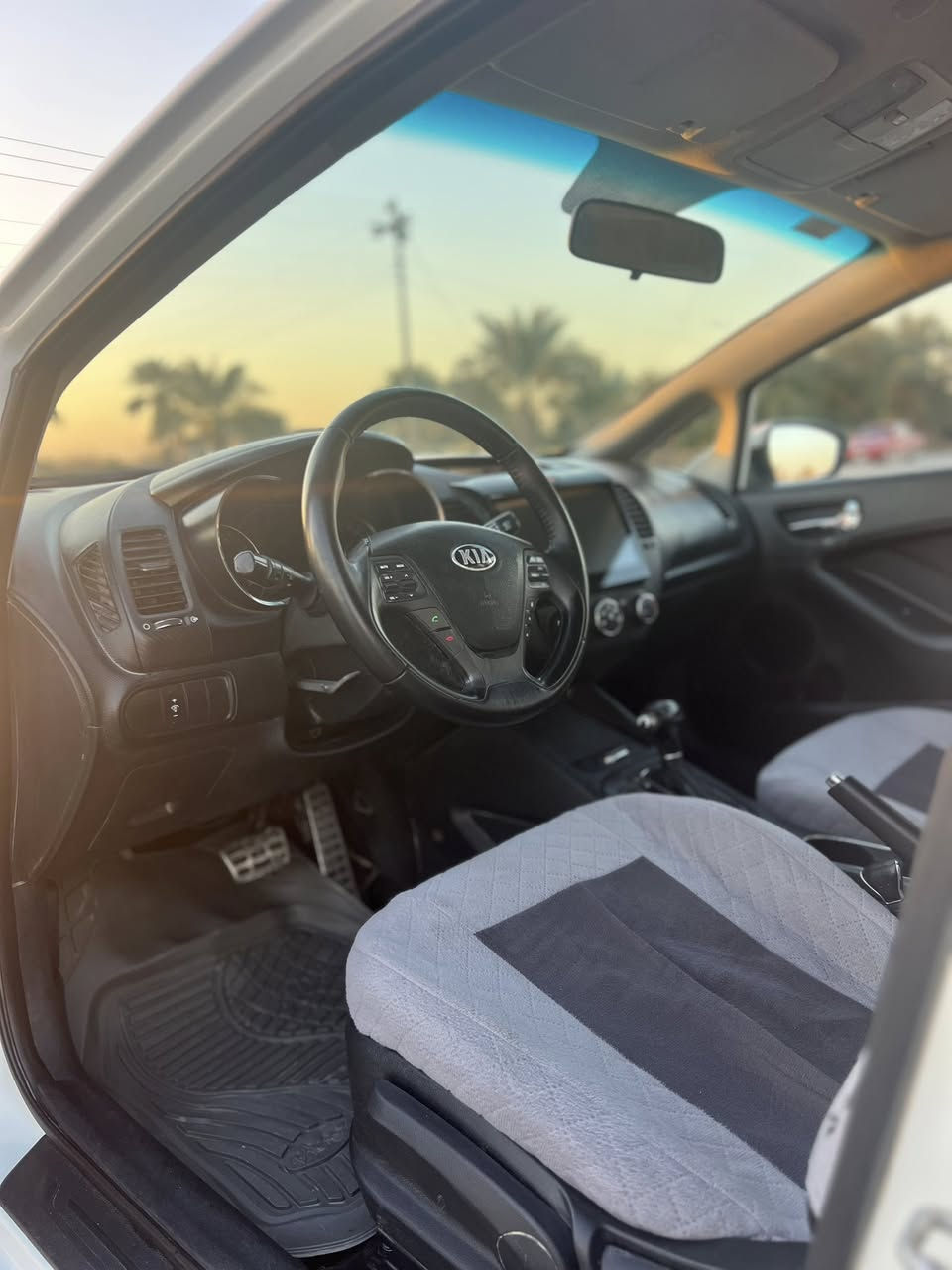 السلام عليكم 
سيراتو 2013 
خليجي سياره كفاله عامه 
عده طلقه باب عكس السايق مصلحه بمقدار شبر 
مكينه 1600 دوش المرغوب
كير AT 
ويل كب السياره بلاد حجم 16 
رقم جديد سليمانيه بأسمي 
سياره جاهزه 
السعر 121$ وبيه مجال بسيط 
للأستفسار ‭٠٧٧٦ ٣٢١ ٠٧٧٢‬ مكلف بلنشر
