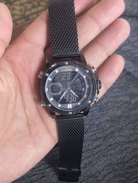 هذه ساعة يد رجالية من ماركة NAVI FORCE طراز NF9172، تتميز بتصميم رياضي...