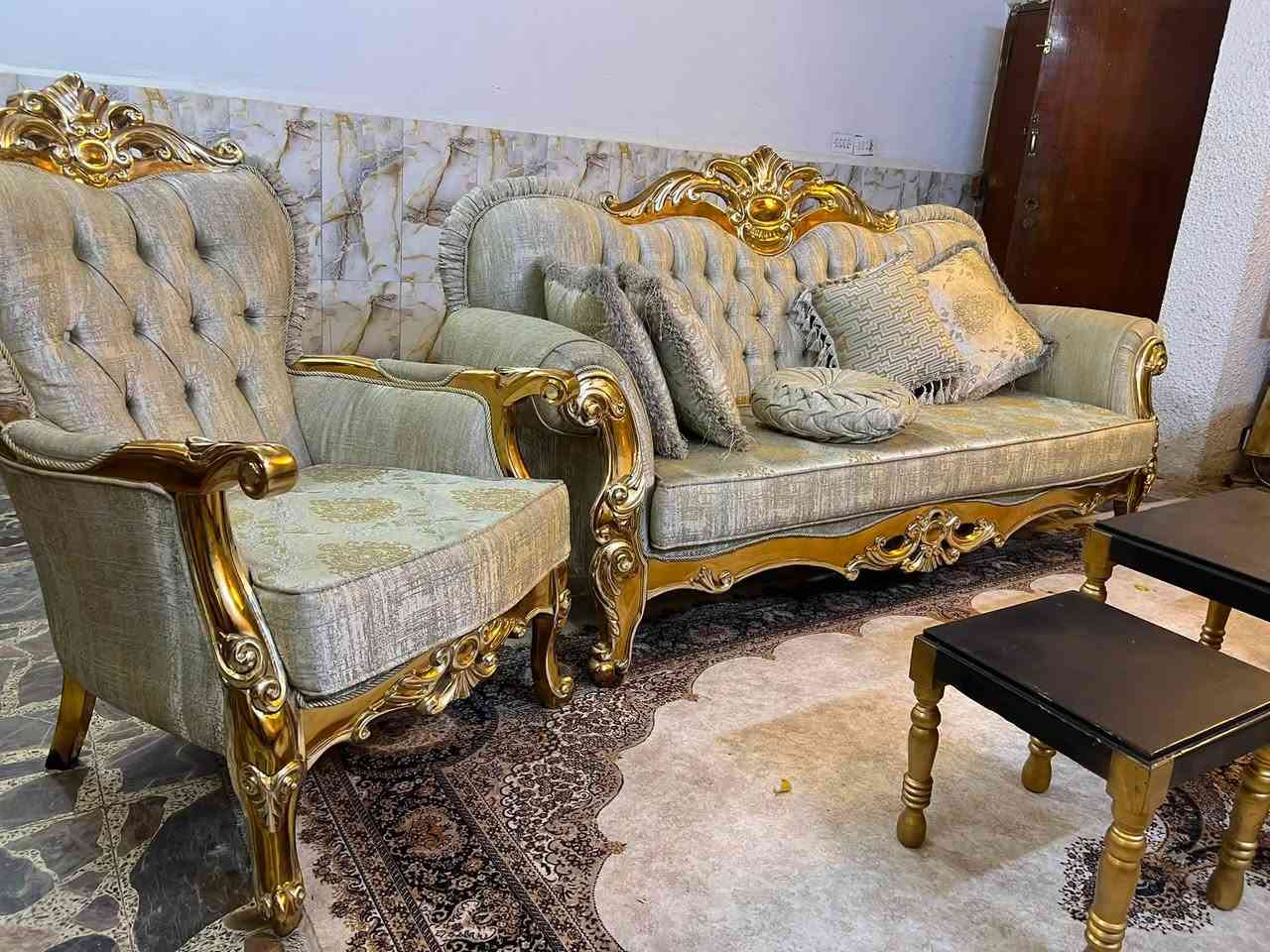 تخم تركي خشب زان طلاء ورق الذهب نظيف جداً عشر مقاعد مع سيت طبلات مكانه المنصور السعر مليون ٣٥٠ /***********
