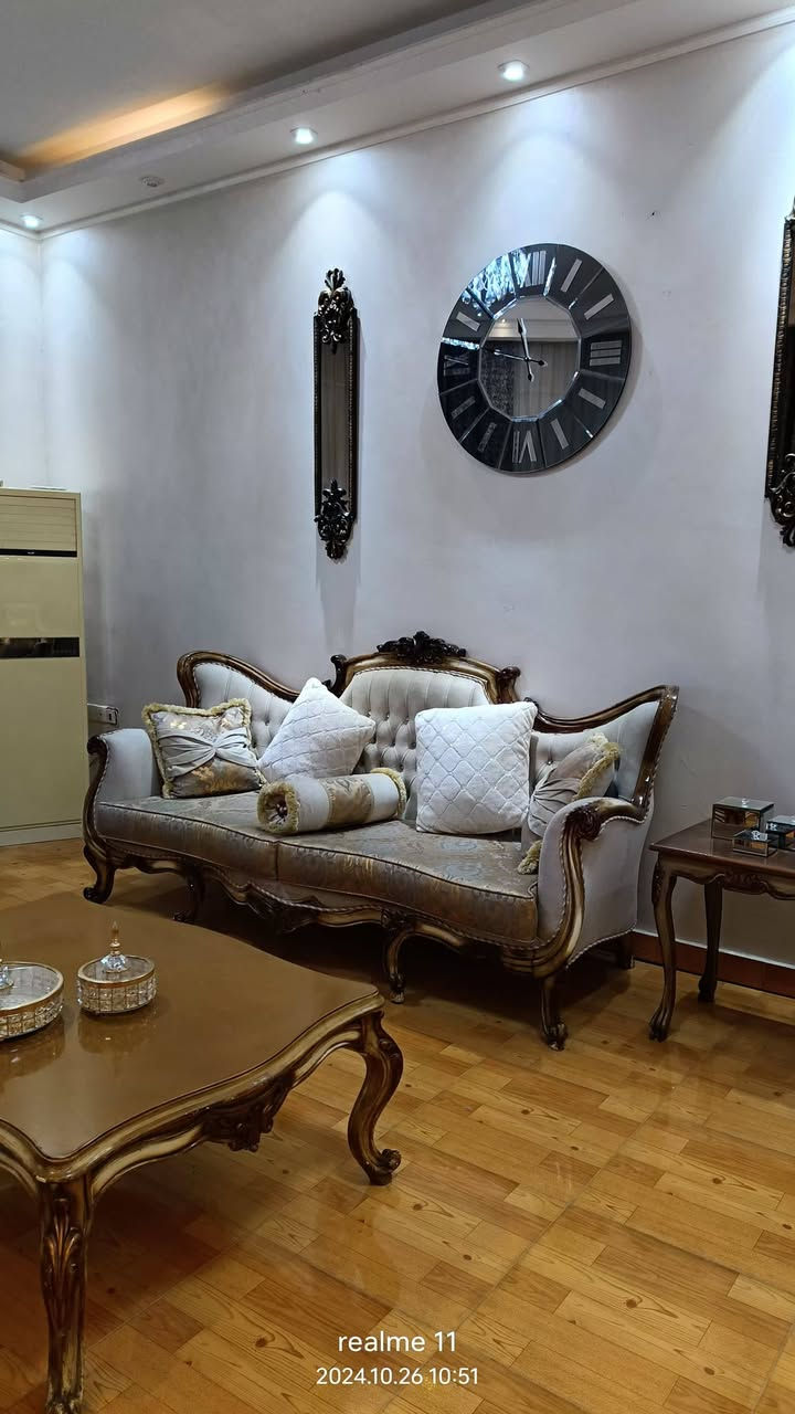 طخم ملكي تركي استيراد خاص جديد استخدام قليل بدون كسر بدون تلف متكون من قطعتين كبار و  ٤ قطع مفرد و طبله ملكيه وسطيه وطبله مفرده عدد ٢ للاستفسار ***********
