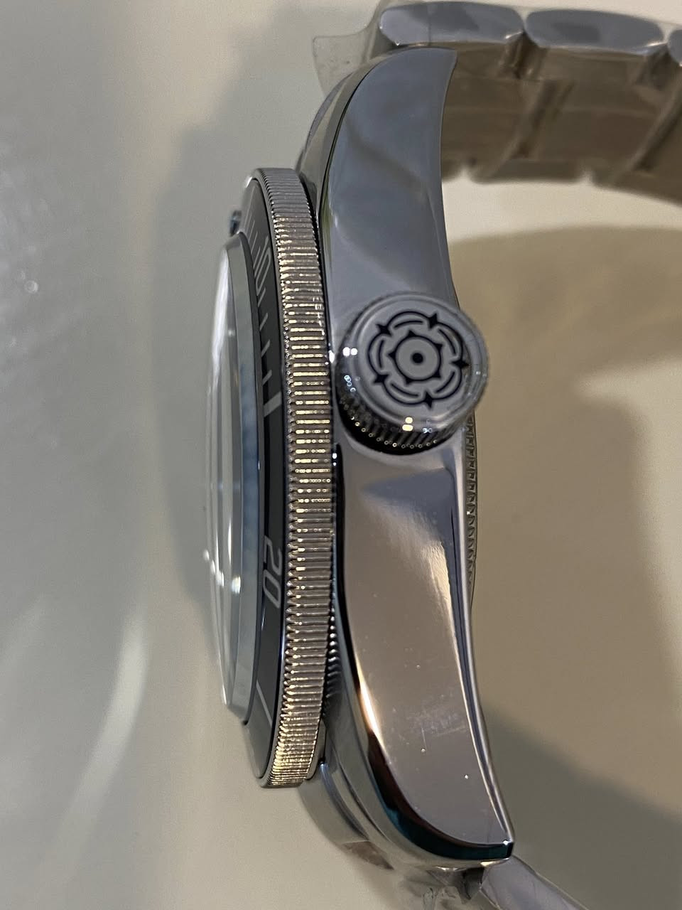 ساعة Tudor Black Bay (تيودور بلاك باي)
تعمل الساعه بحركه اوتوماتيكيه .

بقطر 41 مم وهي مصنوعة من الفولاذ المقاوم للصدأ.

مقاومة الماء: تصل إلى 200 متر (660 قدمًا)، مما يجعلها ساعة غوص احترافية.

إطار دوار أحادي الاتجاه مع قرص مدرج بـ 60 دقيقة من الألمنيوم المؤكسد الأسود.

ميناء أسود مقبب مع مؤشرات مضيئة.


**إذا كنت صاحب هذا الإعلان وتريد حذفه لأي سبب، رجاءا أرسل رسالة إلى الدعم الفني**