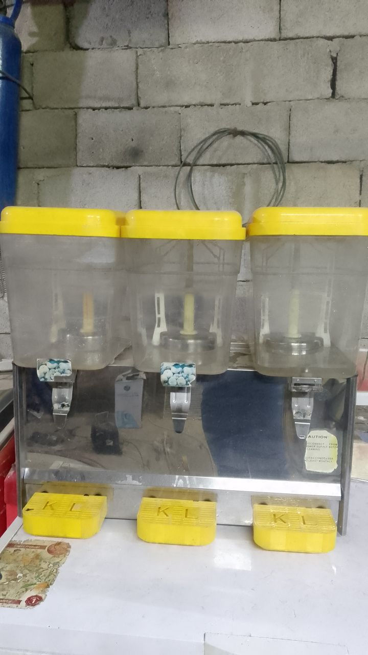 خلاط عصير ايطالي وضع شركة كامل شغل فول للتواصل ***********السعر 300
