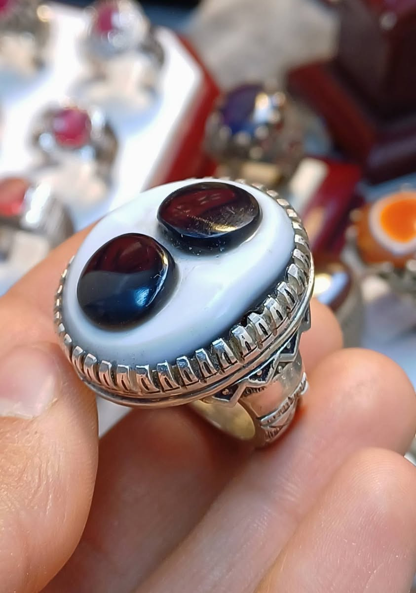 🌙✨ نوادر الجزع البقراني ابو العينين الصريحتين ✨🌙
• ⚫⚪ بلون طبيعي : أسود على أبيض بتناسق فريد
• 📏 حجم كبير يبرز فخامة القطعة
• 🛠 صياغة يدوية ب الكامل  ثقيلة و باسم الصائغ ( فرمان )
• 👑 قطعة نادرة و من النوادر 
📩 للتواصل على الخاص
📲 عبر الواتساب:
https://wa.me/9647719456977 
رمضانكم مبارك، وتقبل الله طاعاتكم 🌙🤍


**إذا كنت صاحب هذا الإعلان وتريد حذفه لأي سبب، رجاءا أرسل رسالة إلى الدعم الفني**