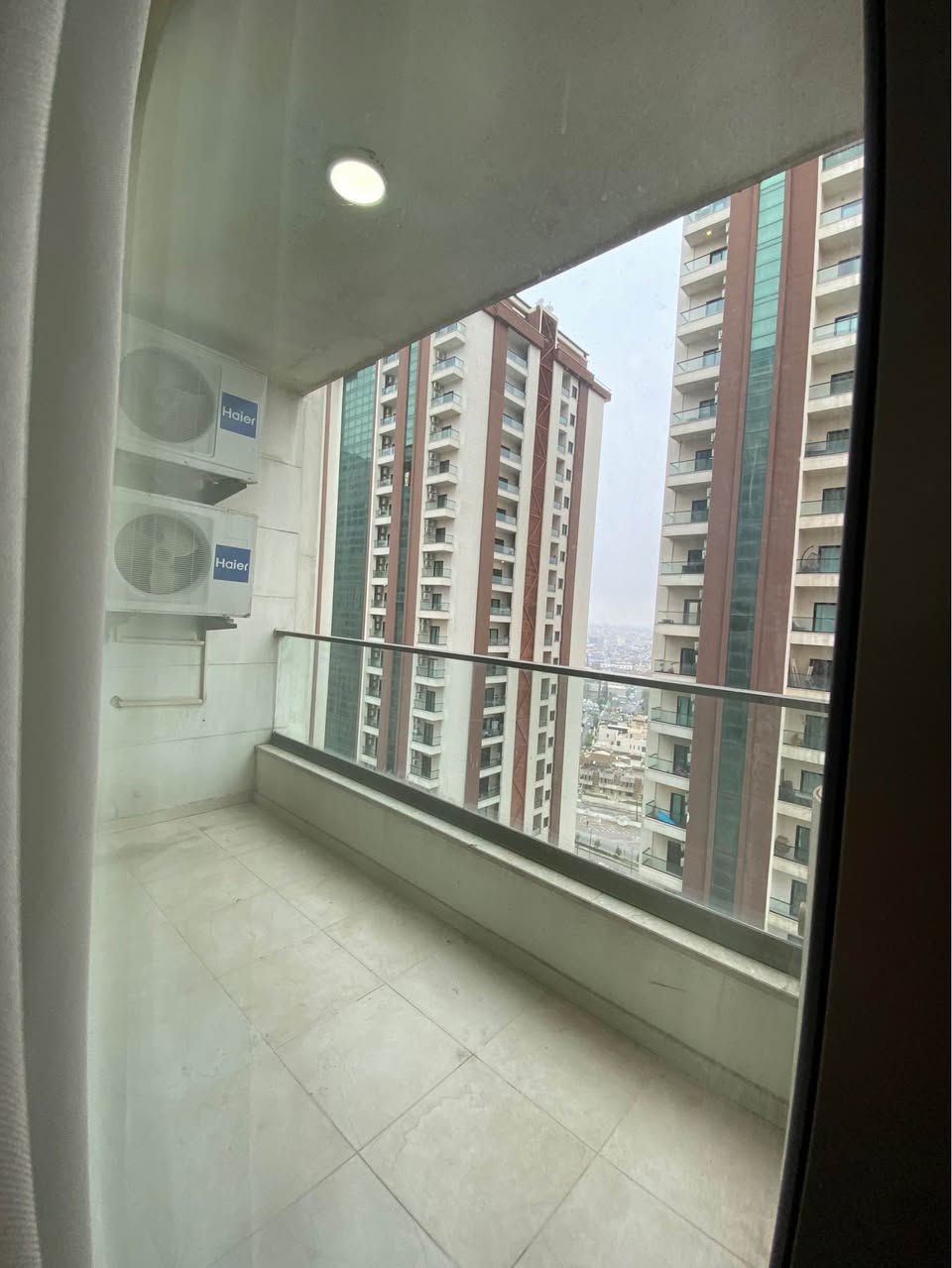 شوقەی یەک ژووری بۆکرێ 
شوقەکەمان تازە تەواو بووە 
راخراوە رووبەری ٨٤م
***********

شقة للإيجار سفر غرفةوصالة
موثث جديد مساعة84م أربيل, العراق
